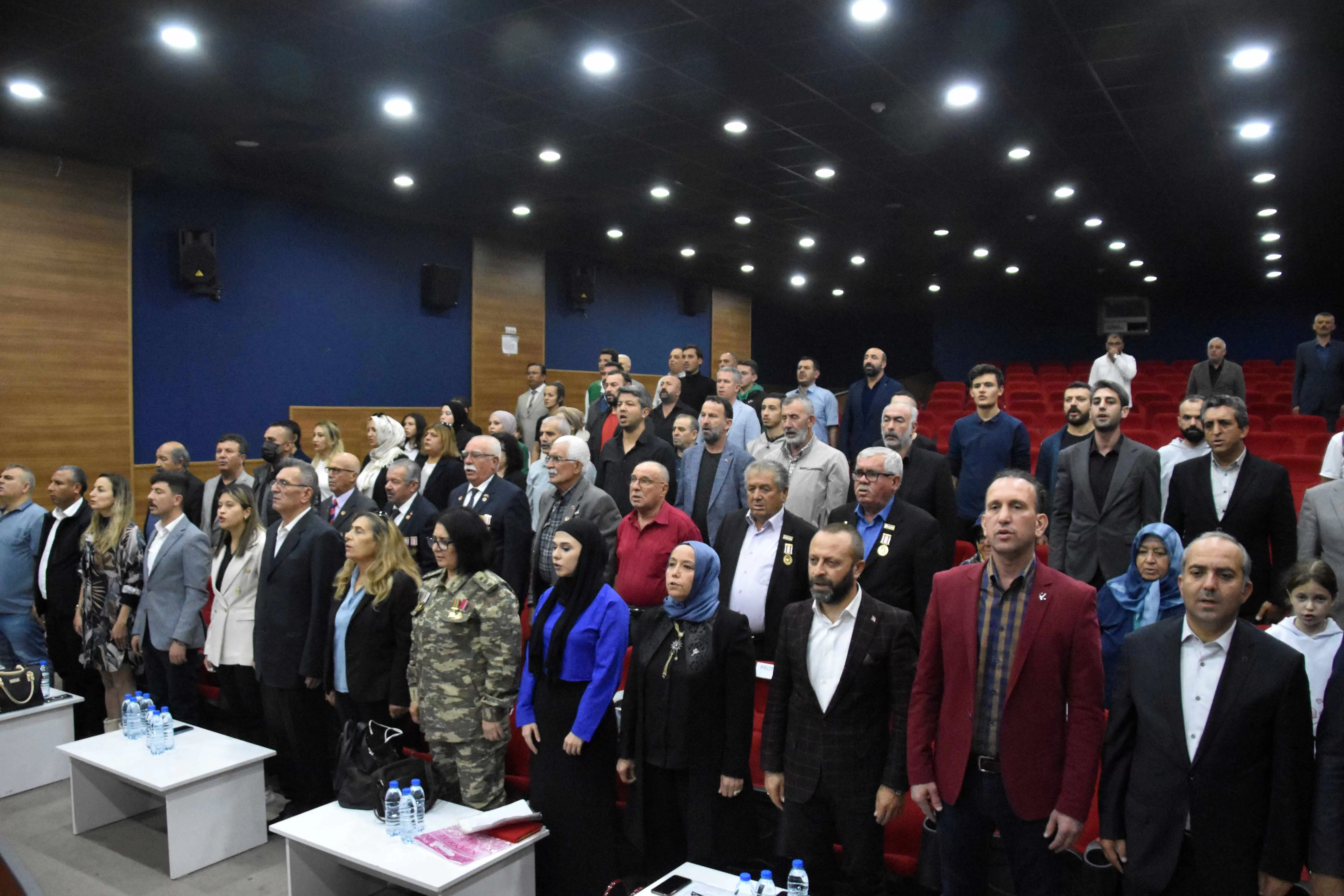 Aliağa Belediyesi Meclis salonunda gerçekleşen konferans, "Dünden Bugüne Azerbaycan" konulu bir etkinlikti. 