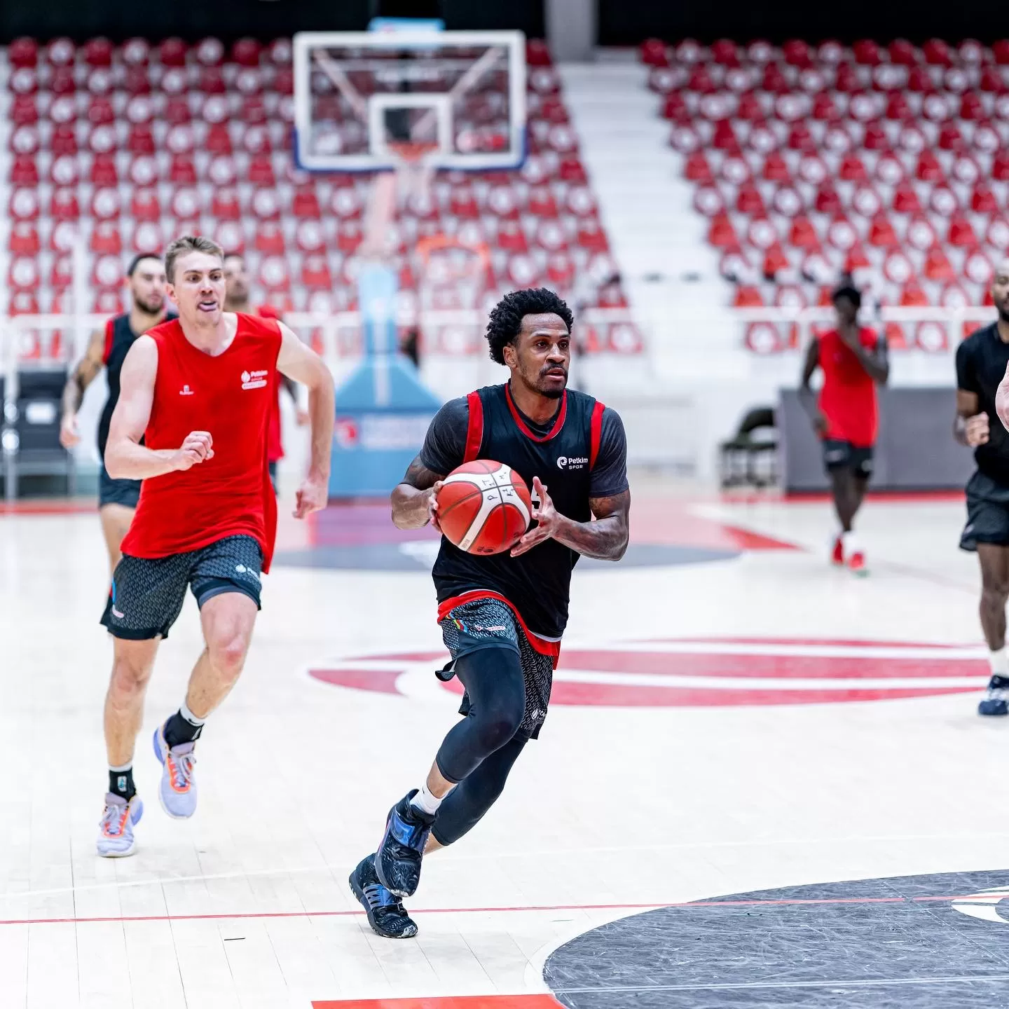 Türkiye Sigorta Basketbol Süper Ligi'nin üçüncü haftasında Aliağa Petkimspor, Galatasaray Ekmas'ı yarın ağırlayacak.