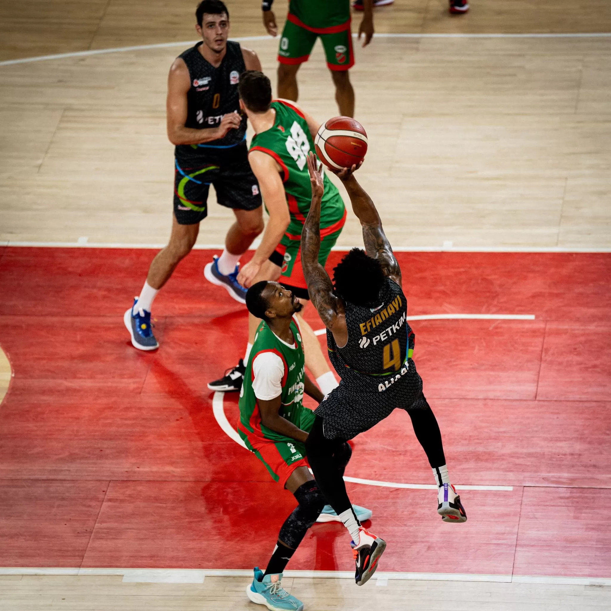 David Efianayi, P. Karşıyaka ile oynanan müsabakada harika bir performans sergileyerek Türkiye Sigorta Basketbol Süper Ligi'nin 1. haftasında dikkatleri üzerine çekti.