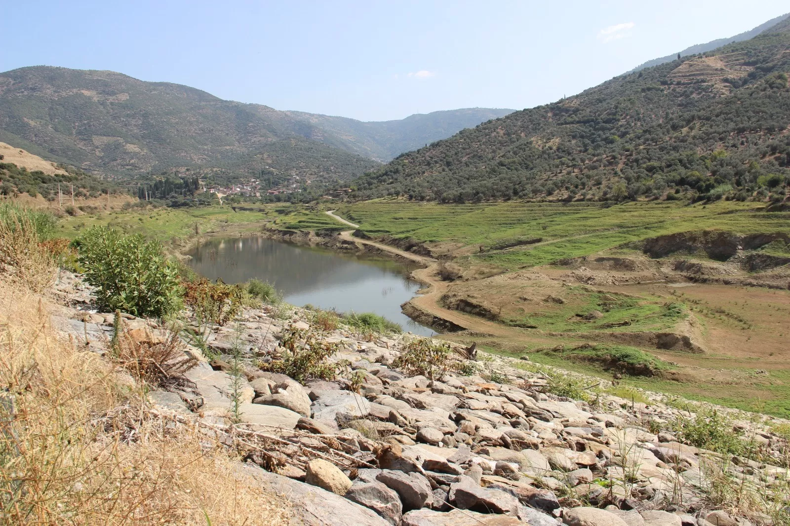 İzmir'in Beydağ ilçesinde yer alan ve bölgedeki tarım arazilerine hayati su kaynağı sağlayan Beydağ Barajı, uzun süren kuraklık döneminden olumsuz etkilendi. 