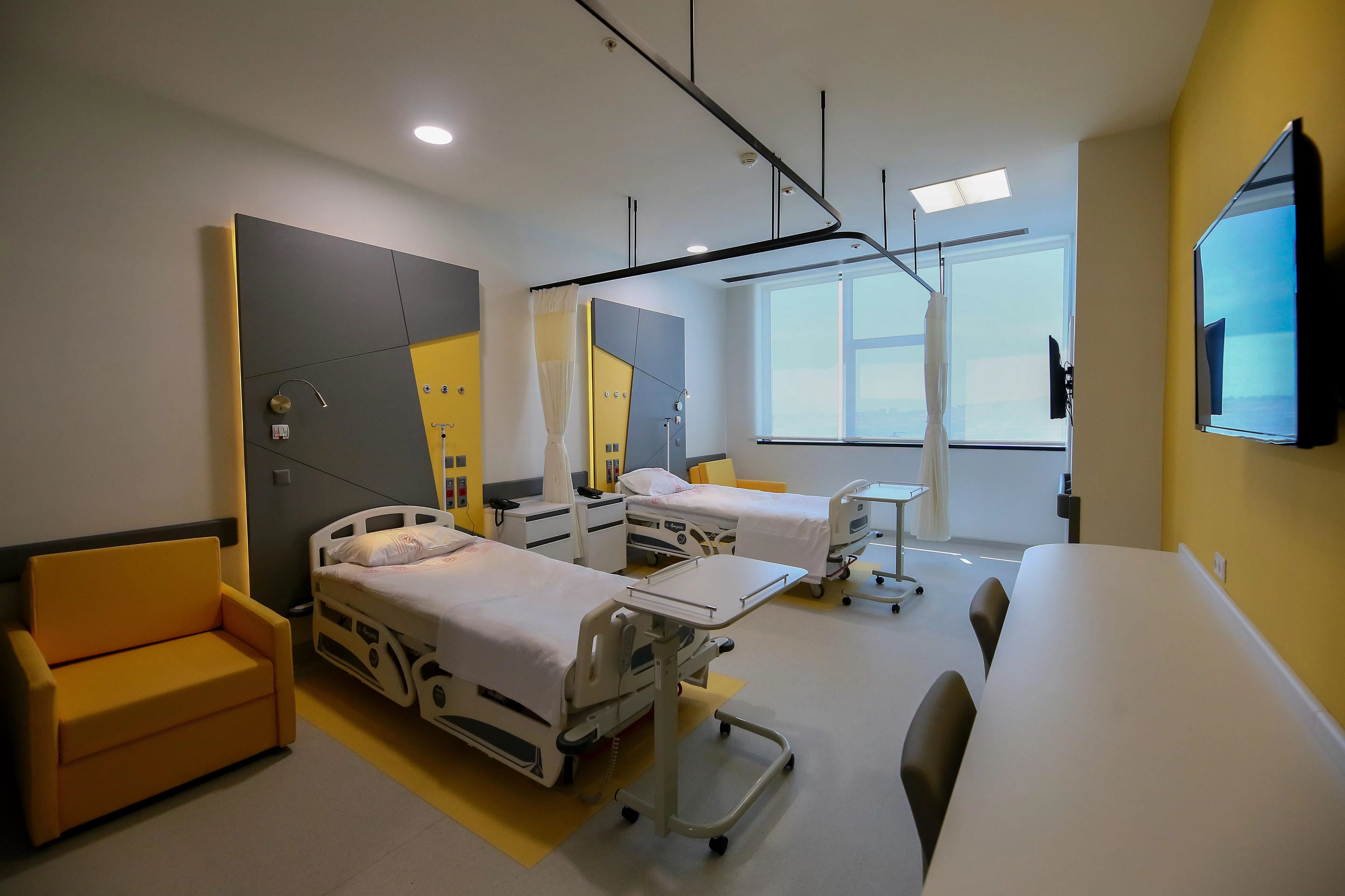 İzmir'in Bayraklı ilçesinde bulunan ve 2.060 yatak kapasitesine sahip İzmir Şehir Hastanesi, bugün itibarıyla hasta kabulüne başladı. 