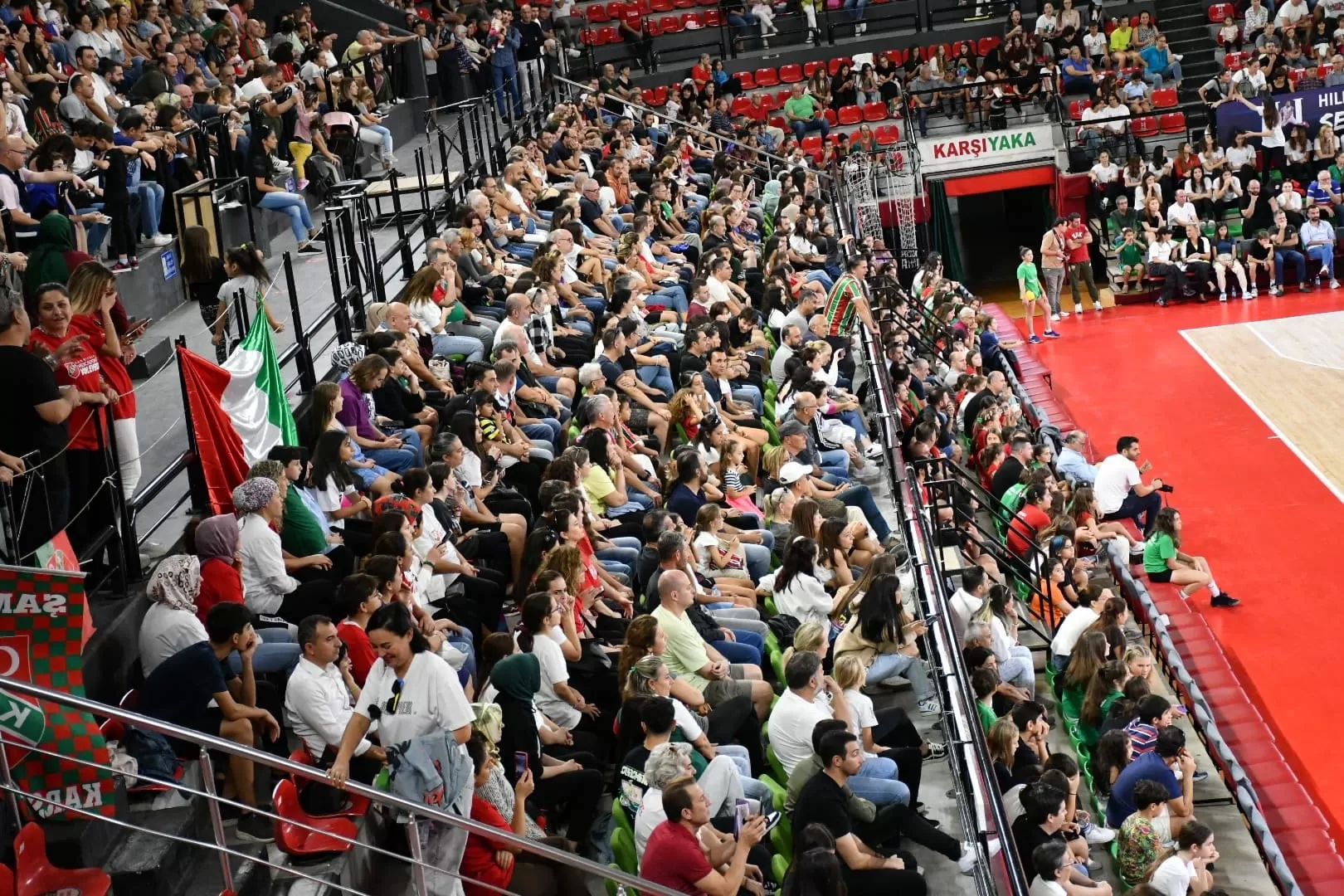  Voleybol Kadınlar 1. Ligi'nin heyecan dolu ikinci haftasında, Karşıyaka Medicalpoint evinde Edremit Belediye Altınolukspor'u 3-0'lık net bir skorla mağlup ederek bu sezonun ilk galibiyetini kazandı.