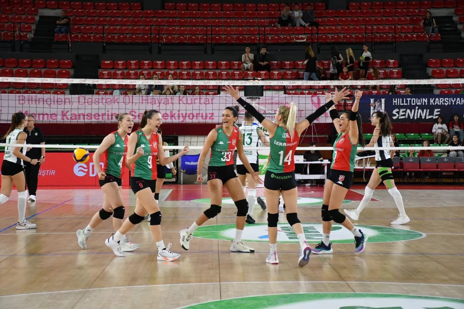  Voleybol Kadınlar 1. Ligi'nin heyecan dolu ikinci haftasında, Karşıyaka Medicalpoint evinde Edremit Belediye Altınolukspor'u 3-0'lık net bir skorla mağlup ederek bu sezonun ilk galibiyetini kazandı.