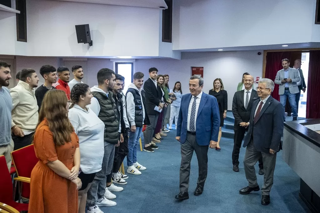 Konak Belediyesi, AB hibe destekli 'Konak İş Eğitim Merkezi' projesi kapsamında İzmir Ekonomi Üniversitesi'nde eğitim alan gençleri ziyaret etti. 