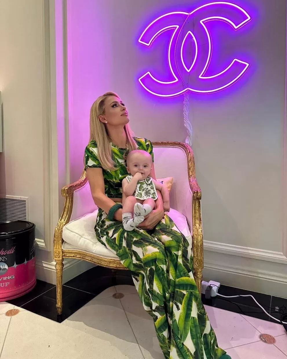 Paris Hilton, 10 ay önce taşıyıcı anneden dünyaya gelen oğlu Phoenix Barron'un son fotoğraflarıyla sosyal medyada dikkat çekiyor. 