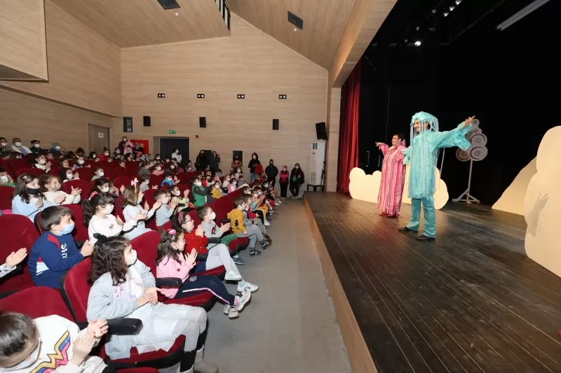 Gaziemir Belediye Başkanı Halil Arda, çocukları ücretsiz tiyatro oyunlarını izlemeye çağırıyor. 