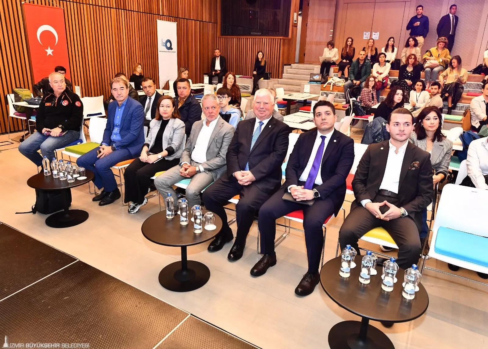 İzmir'de düzenlenen IDEATHON etkinliği, afet öncesi, sırası ve sonrasında kullanılacak teknolojik çözümler için genç girişimcileri bir araya getiriyor. 