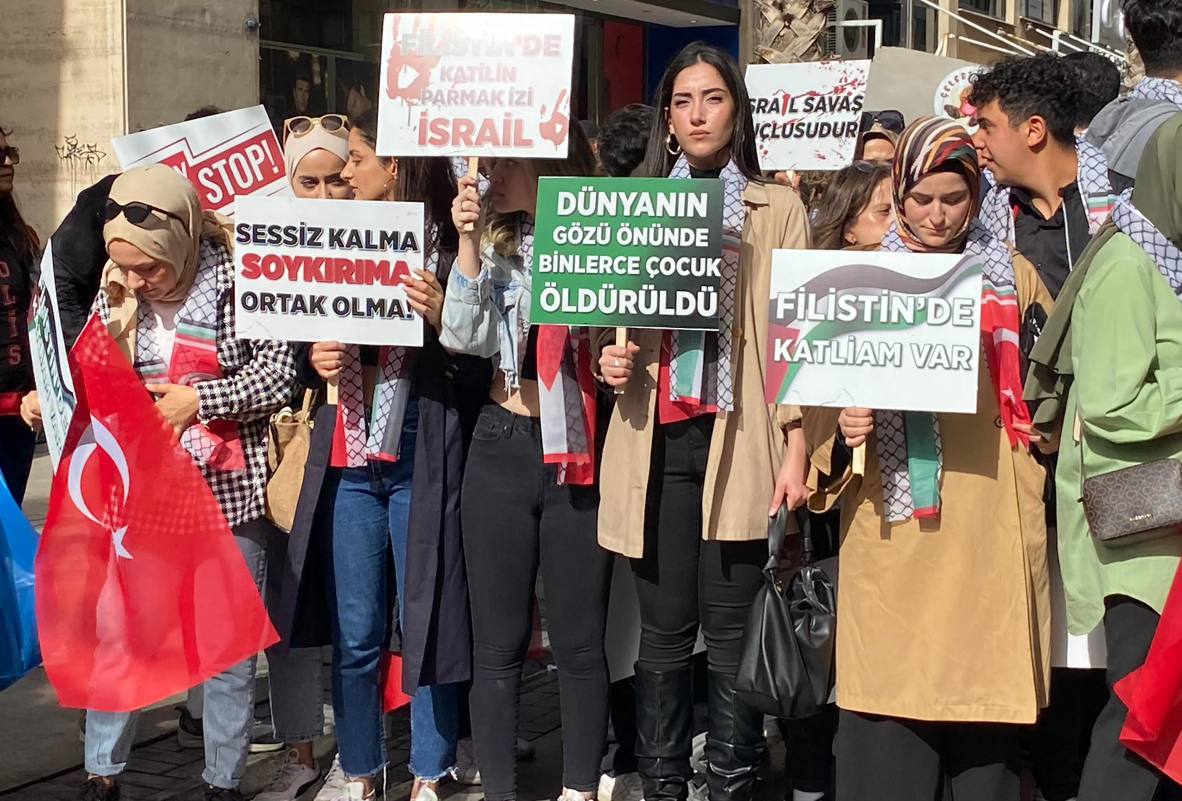 AK Parti İzmir Gençlik Kolları, son günlerde Gazze'de yaşanan İsrail saldırılarına ve Filistin halkının acılarına dikkat çekmek amacıyla etkileyici bir yürüyüş gerçekleştirdi.