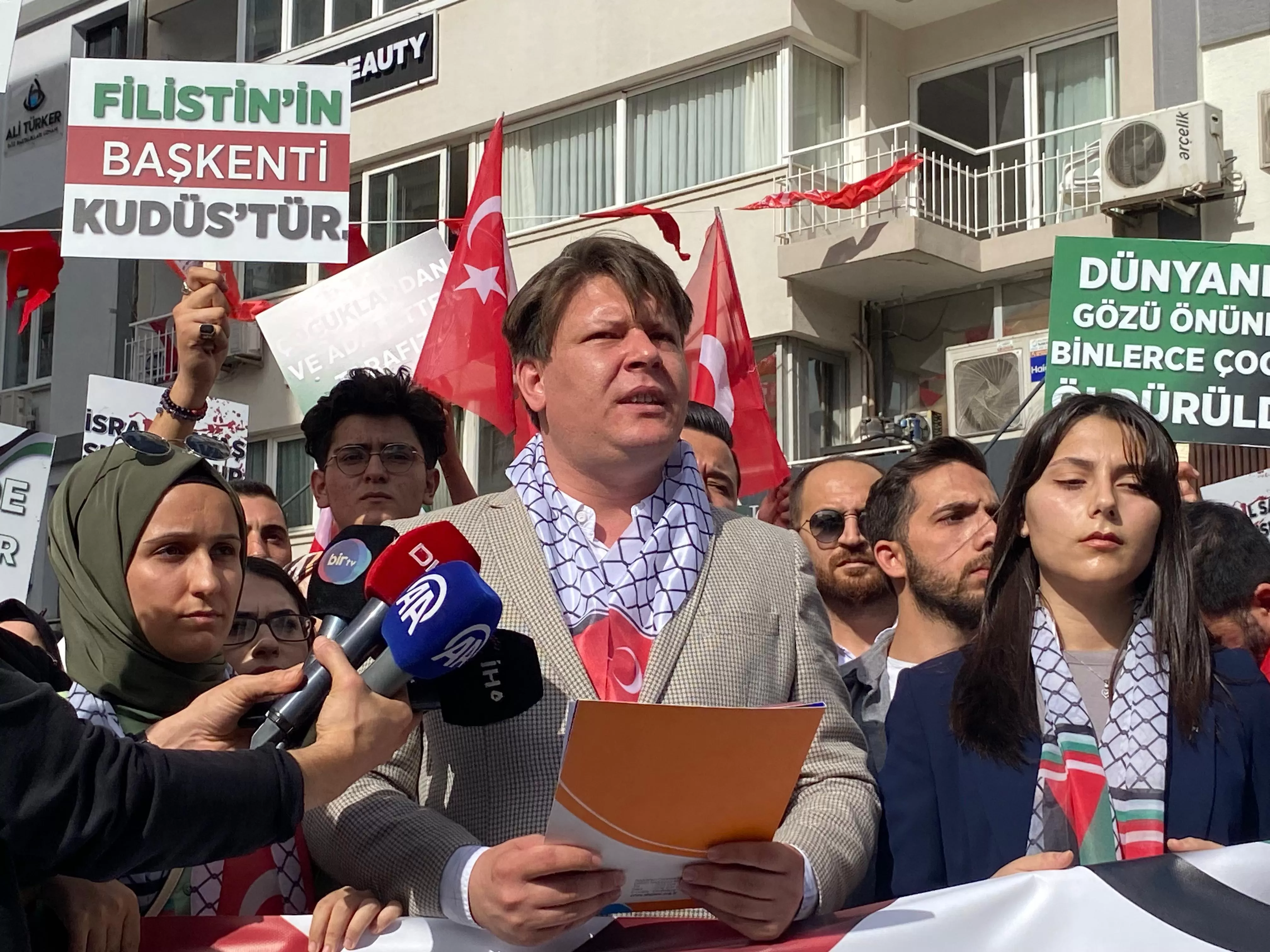 AK Parti İzmir Gençlik Kolları, son günlerde Gazze'de yaşanan İsrail saldırılarına ve Filistin halkının acılarına dikkat çekmek amacıyla etkileyici bir yürüyüş gerçekleştirdi.