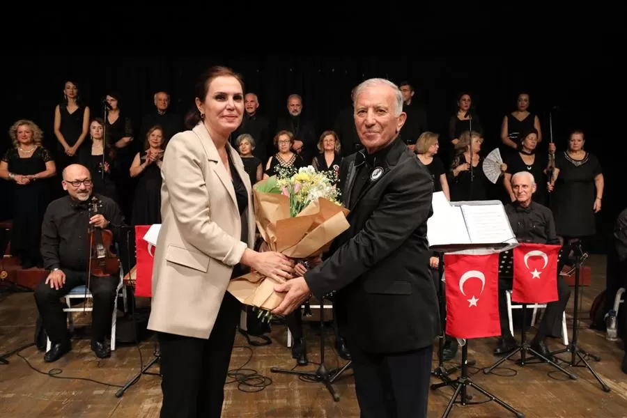 Narlıdere Belediyesi Türk Sanat Müziği Korosu, Türkiye Cumhuriyeti'nin kurucusu Mustafa Kemal Atatürk'ün ebediyete uğurlanışının 85. yılında duygusal bir anma konserine imza attı. 