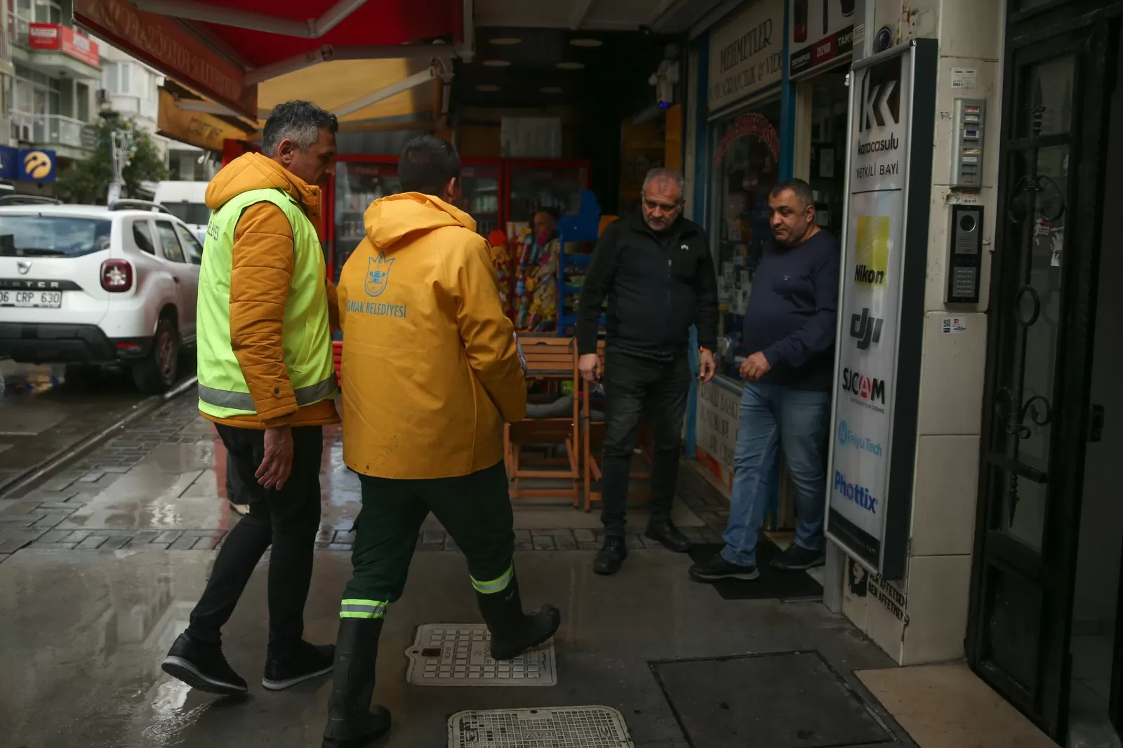 Konak Belediyesi, İzmir'de etkili olan sağanak yağış ve fırtına nedeniyle Alsancak bölgesindeki esnafa kum torbası desteği verdi.