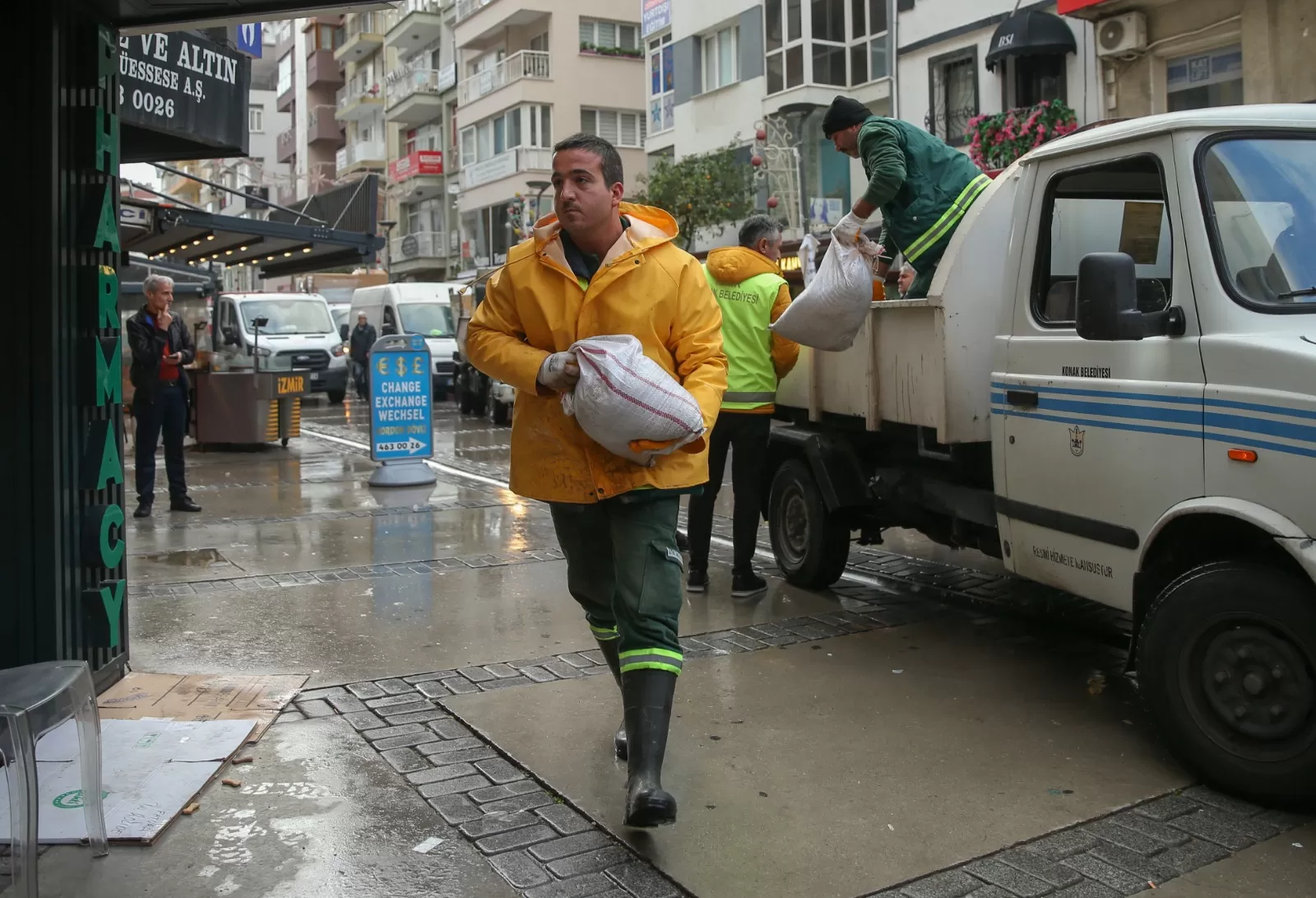Konak Belediyesi, İzmir'de etkili olan sağanak yağış ve fırtına nedeniyle Alsancak bölgesindeki esnafa kum torbası desteği verdi.