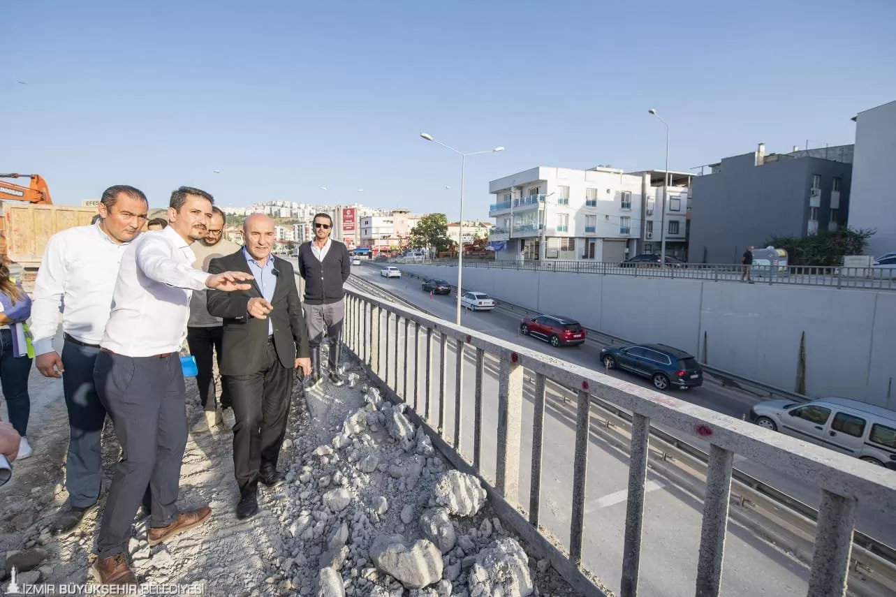 İzmir Büyükşehir Belediye Başkanı Tunç Soyer, dirençli kent hedefine yönelik olarak, Çiğli 2. Ana Jet Üssü Karayolu Alt Geçidi'nde gerçekleştirilen güçlendirme çalışmalarını denetledi. 