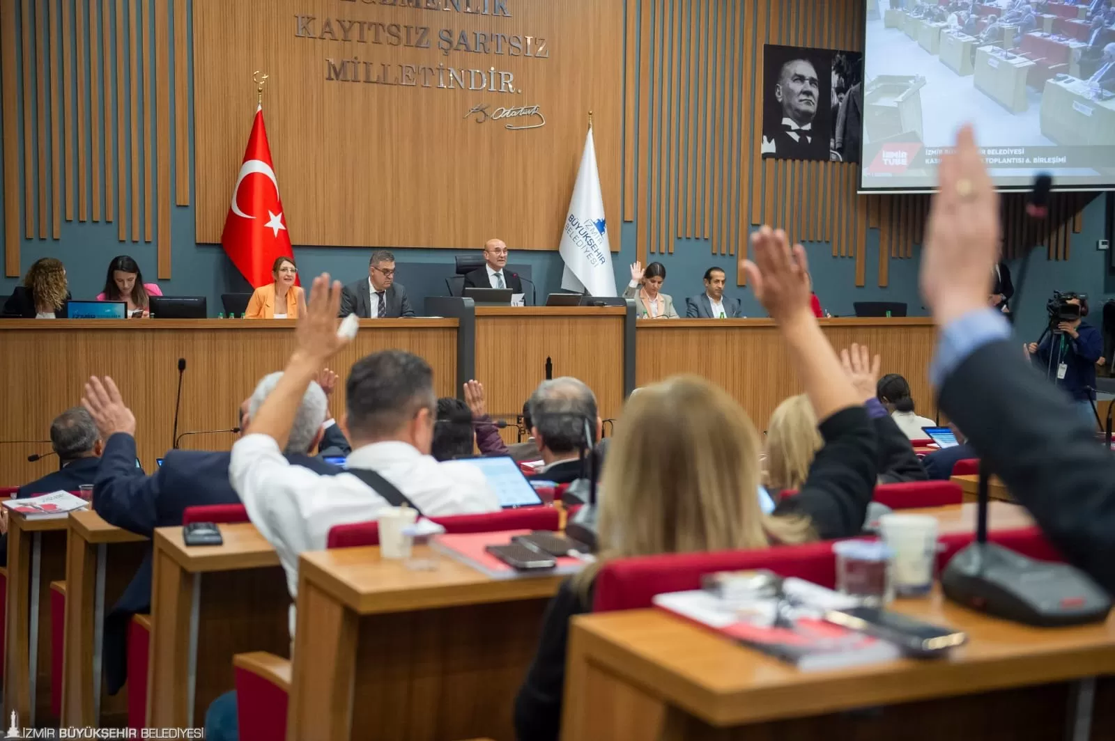 İzmir Büyükşehir Belediyesi, 2023 yılı bütçesini 45 milyar 100 milyon TL olarak kabul ederek, Türkiye'de yaşanan ekonomik zorluklara rağmen bütçenin yüzde 41'ini yatırımlara ayırdı.