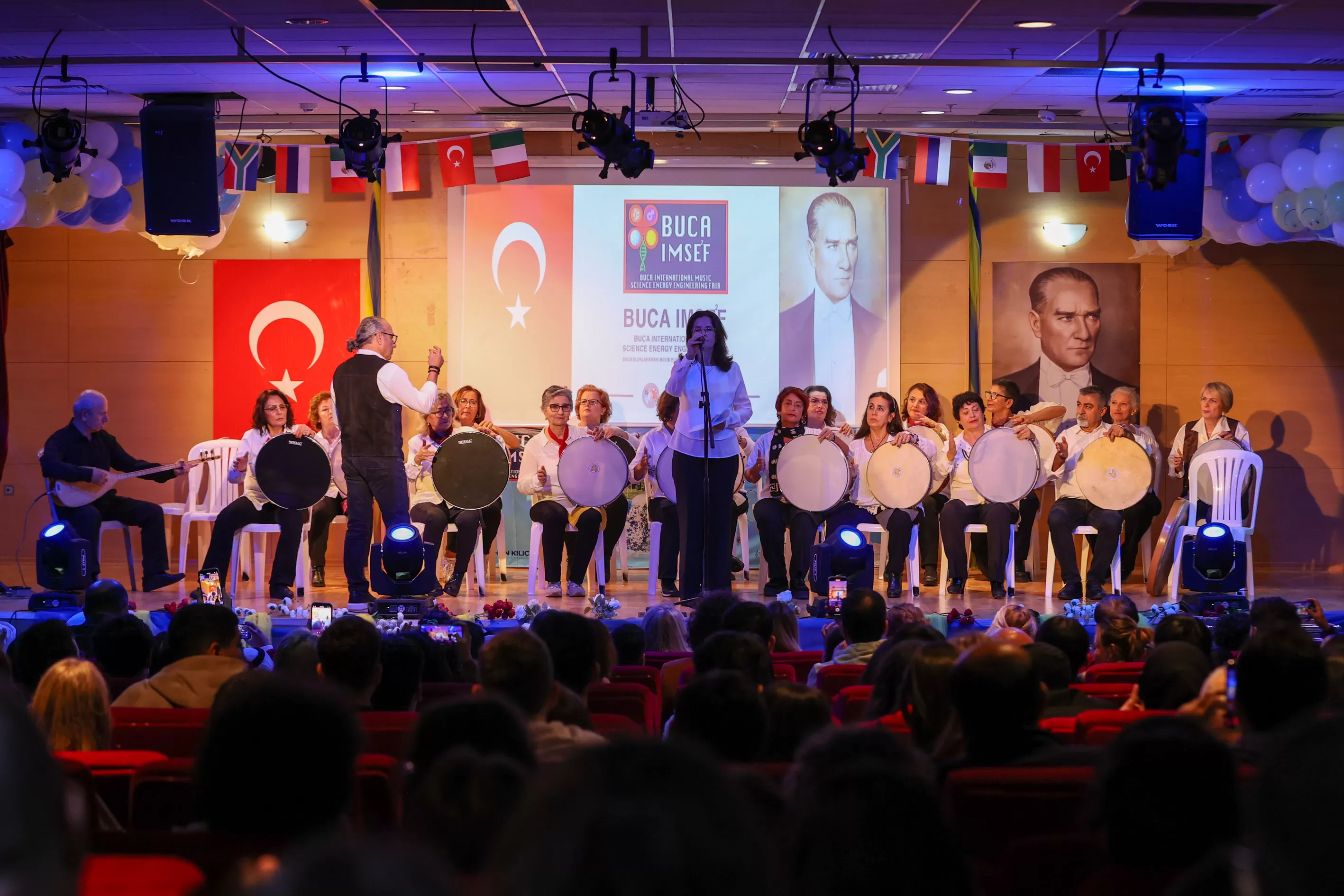 İzmir'de düzenlenen Buca IMSEF Bilim ve Sanat Fuarı'nda, 12 farklı ülkeden 325 öğrenci projelerini sergiledi. 