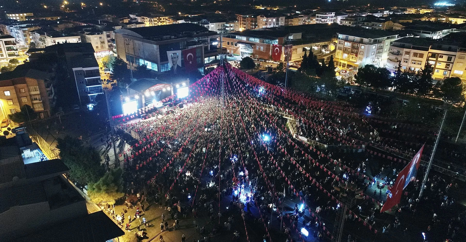 Belediye Başkanı Karakayalı'nın önderliğinde gerçekleşen konserde, coşkulu bir kalabalık Cumhuriyet'in 100. yılını şarkılarla kutladı. 