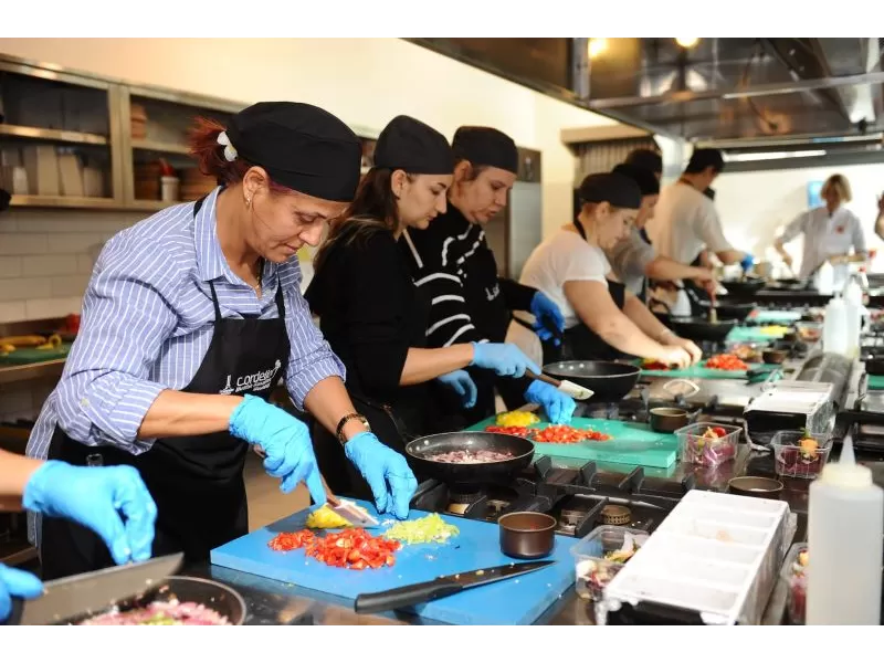 Karşıyaka Belediyesi Cordelion Mutfak Sanatları Merkezi, 'Sağır Şefler Dünya Mutfağını Öğreniyor' projesiyle işitme engelli şefleri ağırladı.