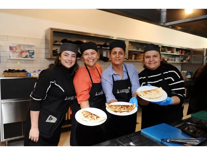 Karşıyaka Belediyesi Cordelion Mutfak Sanatları Merkezi, 'Sağır Şefler Dünya Mutfağını Öğreniyor' projesiyle işitme engelli şefleri ağırladı.