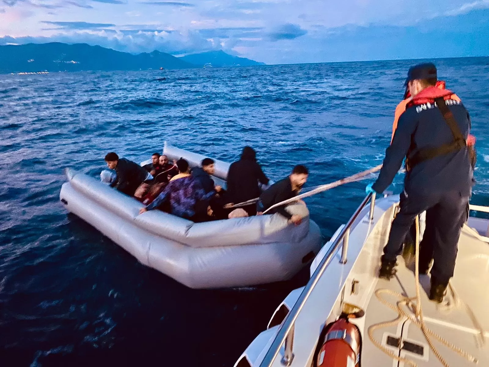 İzmir'in Seferihisar ve Çeşme ilçelerinde, Yunanistan unsurları tarafından Türk kara sularına geri itilen toplam 59 düzensiz göçmen, Sahil Güvenlik ekipleri tarafından kurtarıldı. 