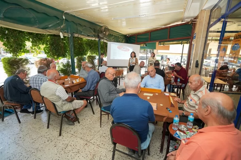 Gaziemir Belediyesi, Kadına Yönelik Şiddete Karşı Uluslararası Mücadele Günü etkinlikleri kapsamında 11 kahvehanede eğitim düzenledi.