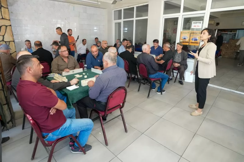 Gaziemir Belediyesi, Kadına Yönelik Şiddete Karşı Uluslararası Mücadele Günü etkinlikleri kapsamında 11 kahvehanede eğitim düzenledi.