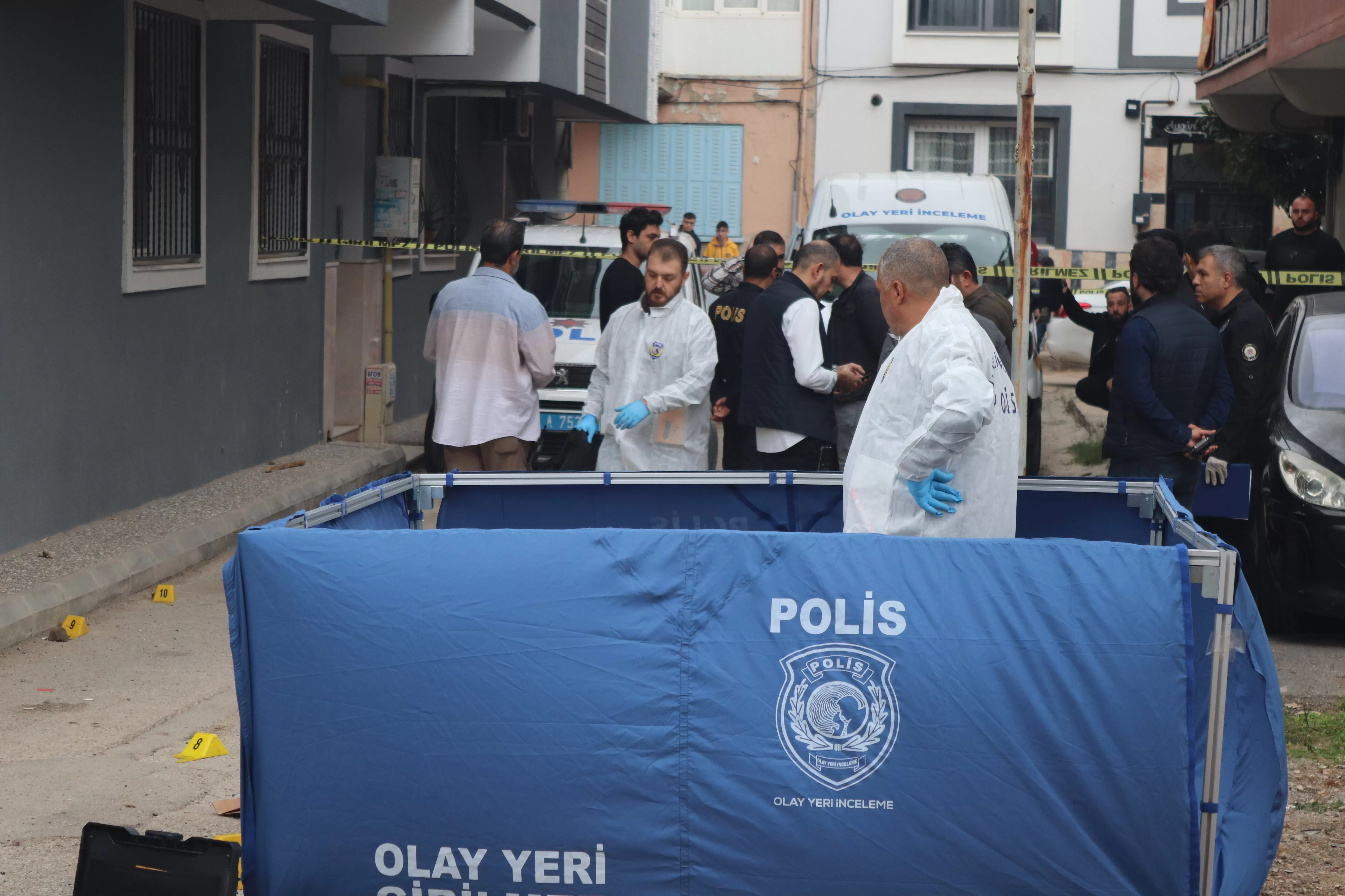 İzmir'in Buca ilçesinde dün meydana gelen silahlı saldırı olayında, bir araca düzenlenen saldırı sonucunda 1 kişi hayatını kaybetti, 2 kişi ise yaralandı.