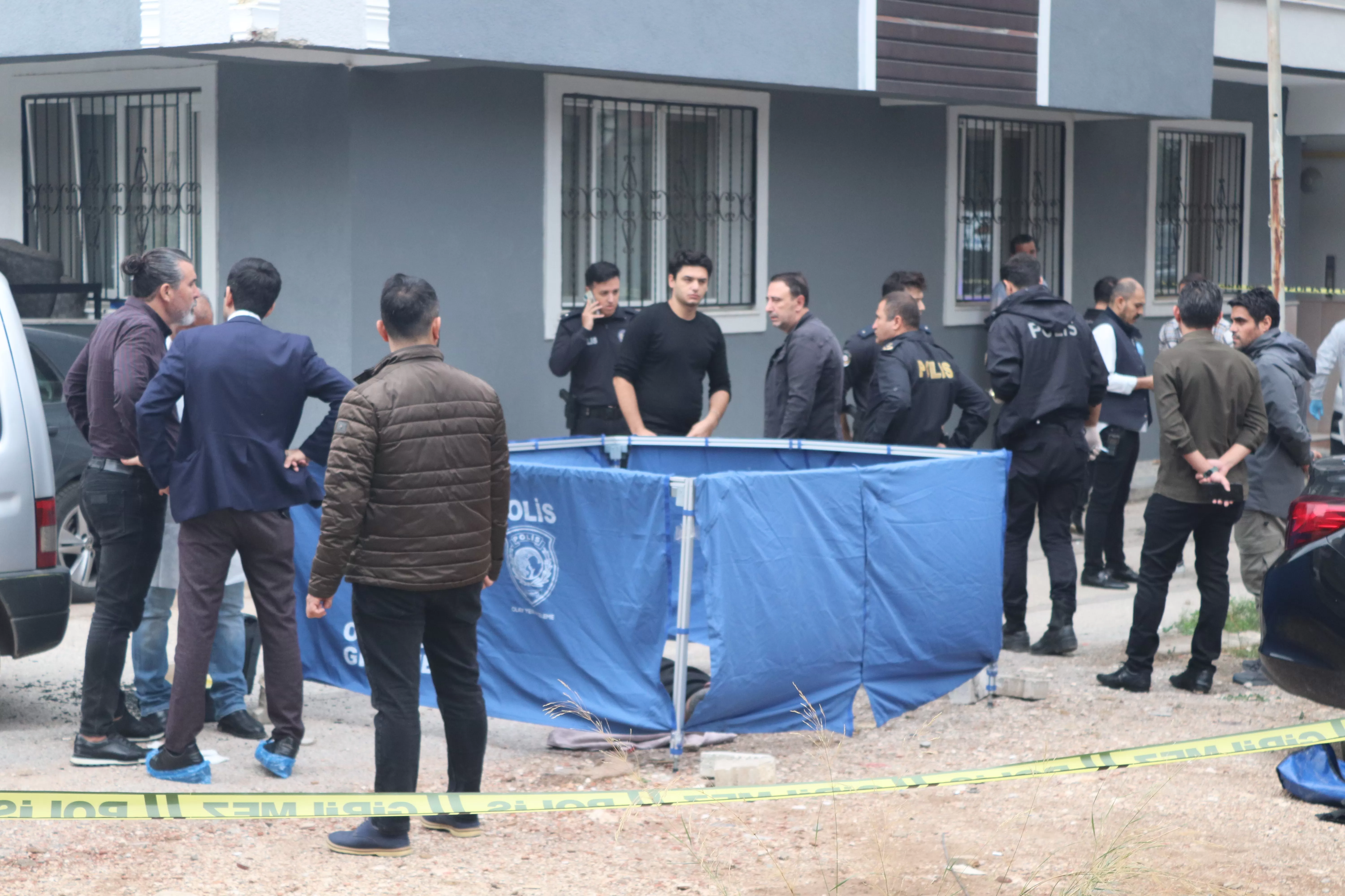 İzmir'in Buca ilçesinde dün meydana gelen silahlı saldırı olayında, bir araca düzenlenen saldırı sonucunda 1 kişi hayatını kaybetti, 2 kişi ise yaralandı.