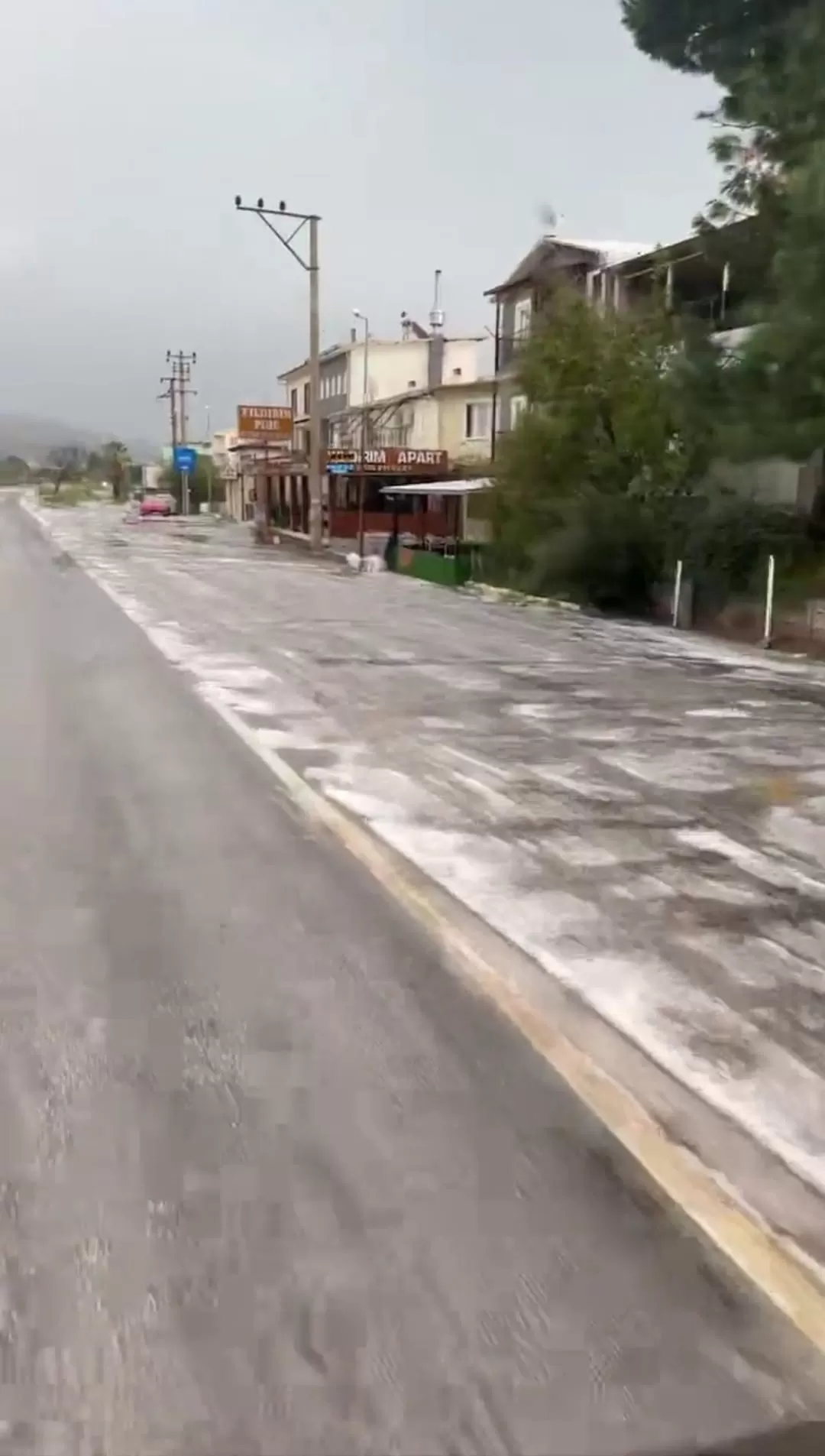 İzmir'in Bergama ilçesinde etkili olan sağanak yağış ve fırtına nedeniyle bir binanın çatısı uçtu. O anlar bir vatandaş tarafından cep telefonu kamerasıyla kayda alındı.