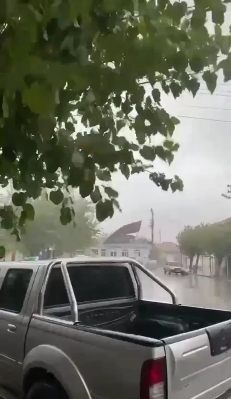İzmir'in Bergama ilçesinde etkili olan sağanak yağış ve fırtına nedeniyle bir binanın çatısı uçtu. O anlar bir vatandaş tarafından cep telefonu kamerasıyla kayda alındı.
