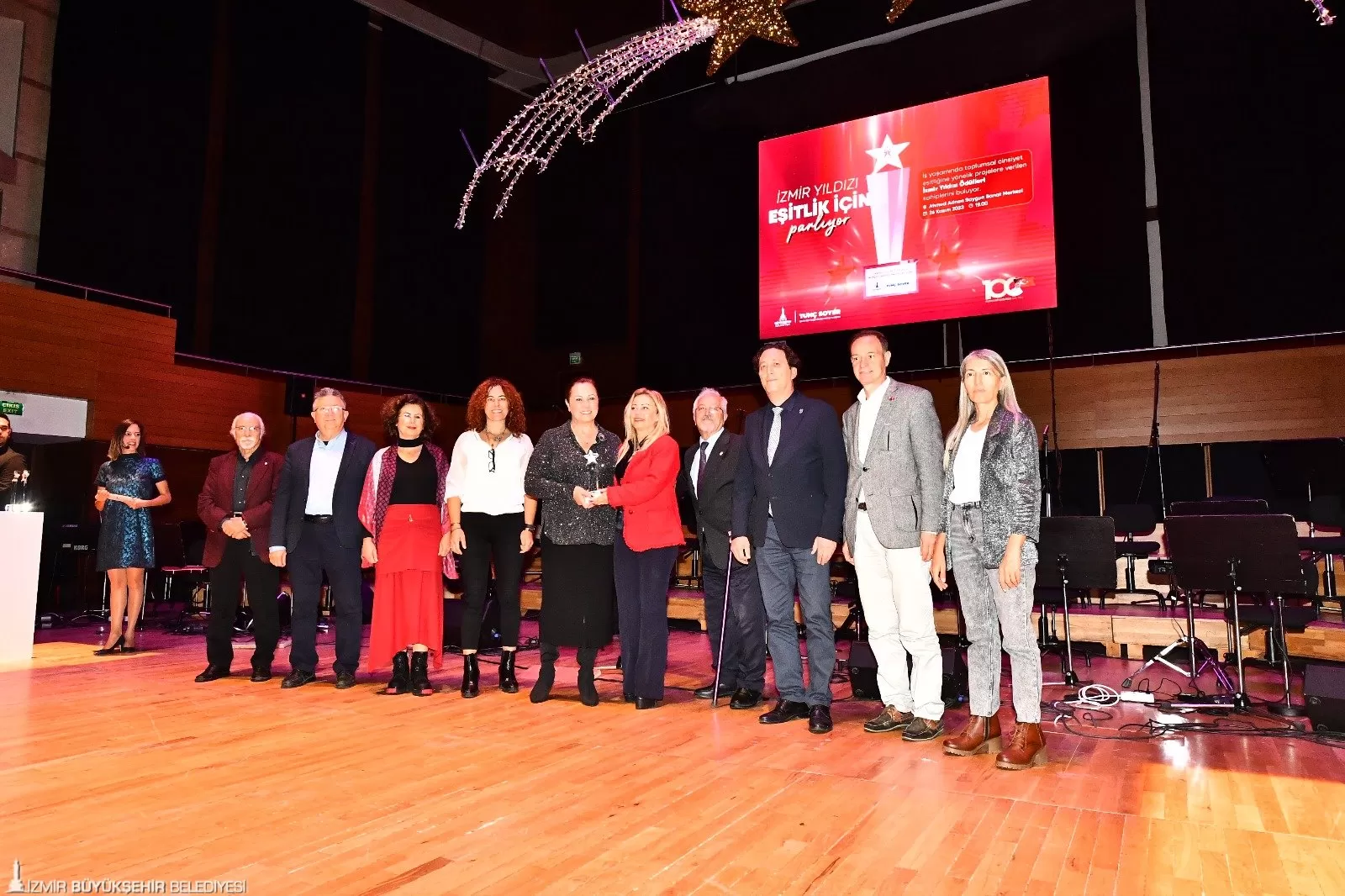 İzmir Büyükşehir Belediyesi tarafından toplumsal cinsiyet eşitliğine yönelik iyi uygulama örneklerini ödüllendirdiği İzmir Yıldızı Ödülleri'nin 2.si sahiplerini buldu. 