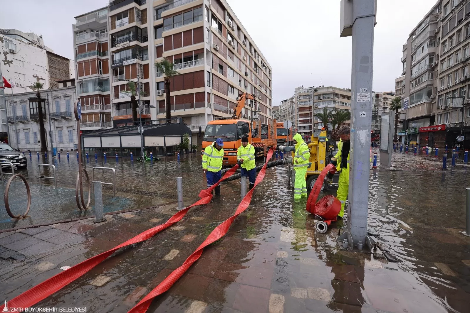 İzmir'de aşırı yağış, hava basıncı ve şiddetli rüzgarın etkisiyle deniz seviyesinin 1 metreden fazla yükselmesi sonucu sahil kesimindeki birçok sokak sular altında kaldı. 