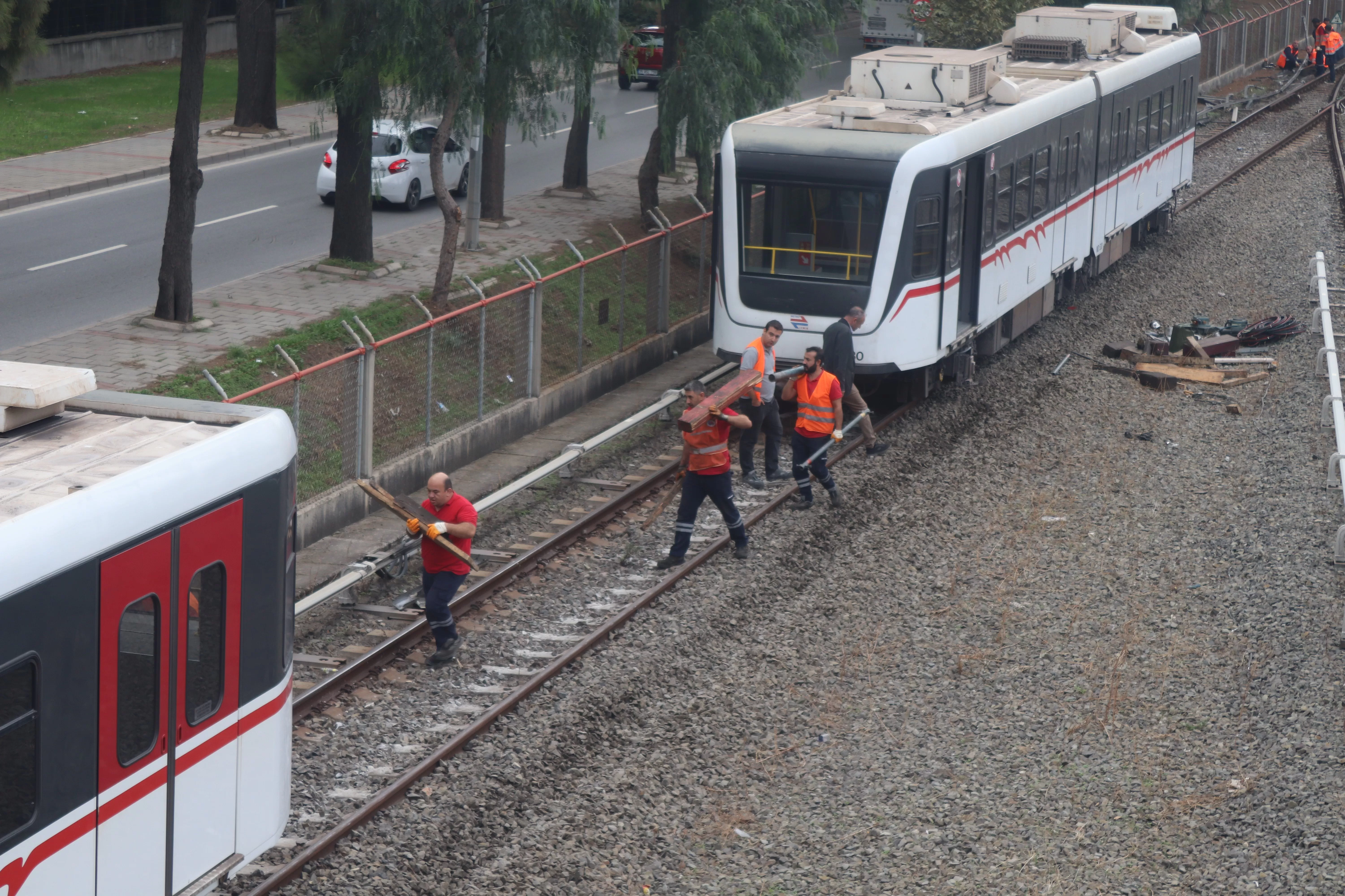 İzmir Bornova’da seyir halindeki yolcu treni raydan çıkarak duvara çarptı. Faciadan dönülen kazada olay yerine çok sayıda ekip sevk edildi.