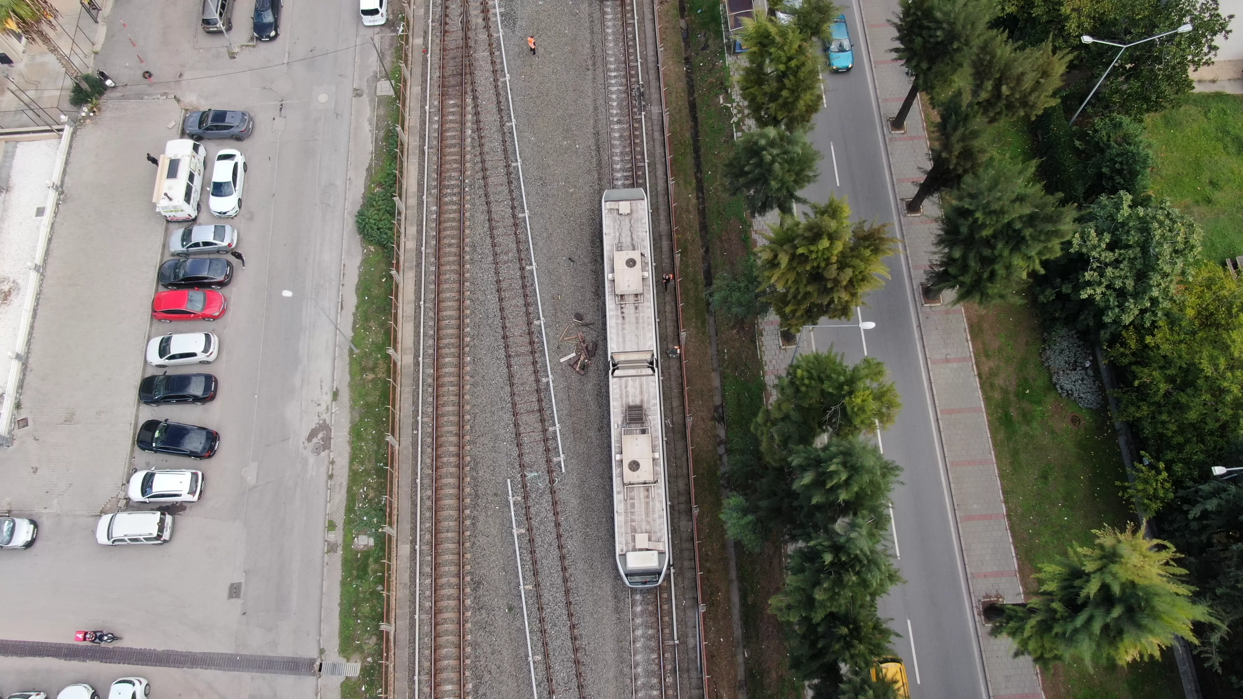 İzmir Bornova’da seyir halindeki yolcu treni raydan çıkarak duvara çarptı. Faciadan dönülen kazada olay yerine çok sayıda ekip sevk edildi.