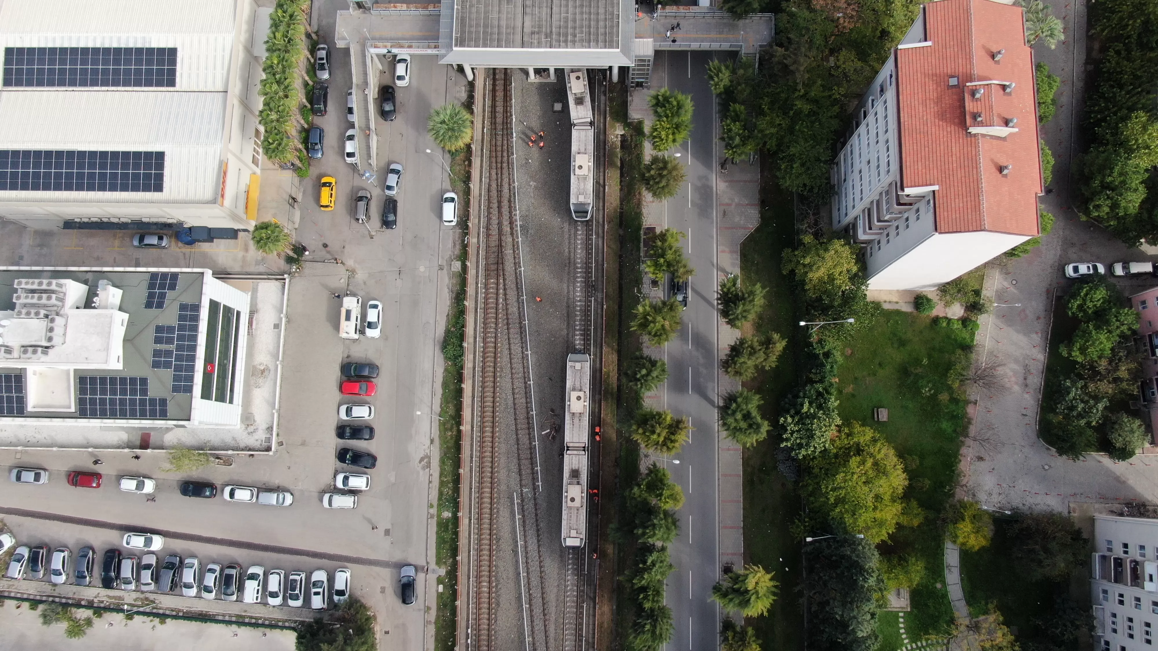 İzmir Bornova’da seyir halindeki yolcu treni raydan çıkarak duvara çarptı. Faciadan dönülen kazada olay yerine çok sayıda ekip sevk edildi.