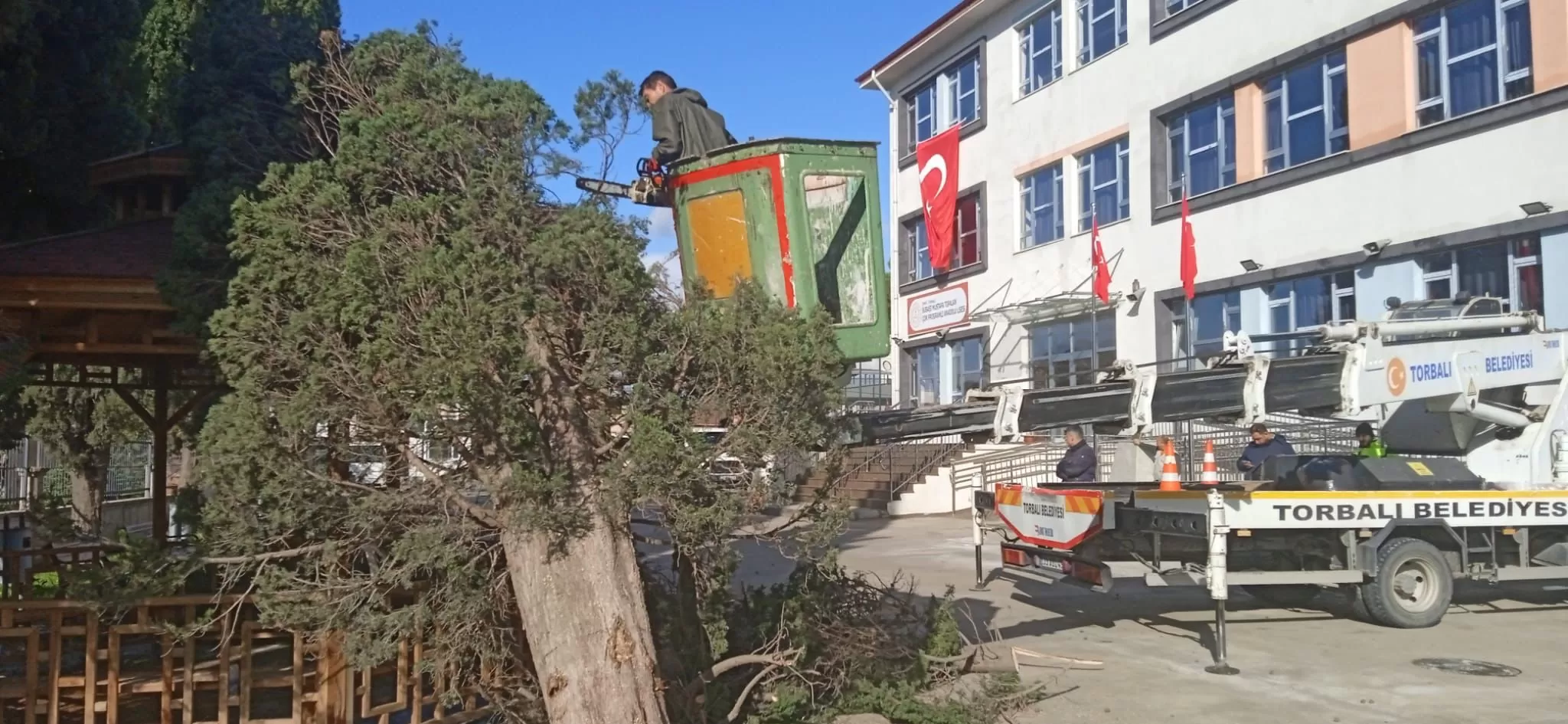 İzmir'in Torbalı ilçesinde, fırtına ve sağanak yağışın etkisiyle ağaçlar devrildi, su baskınları yaşandı. 