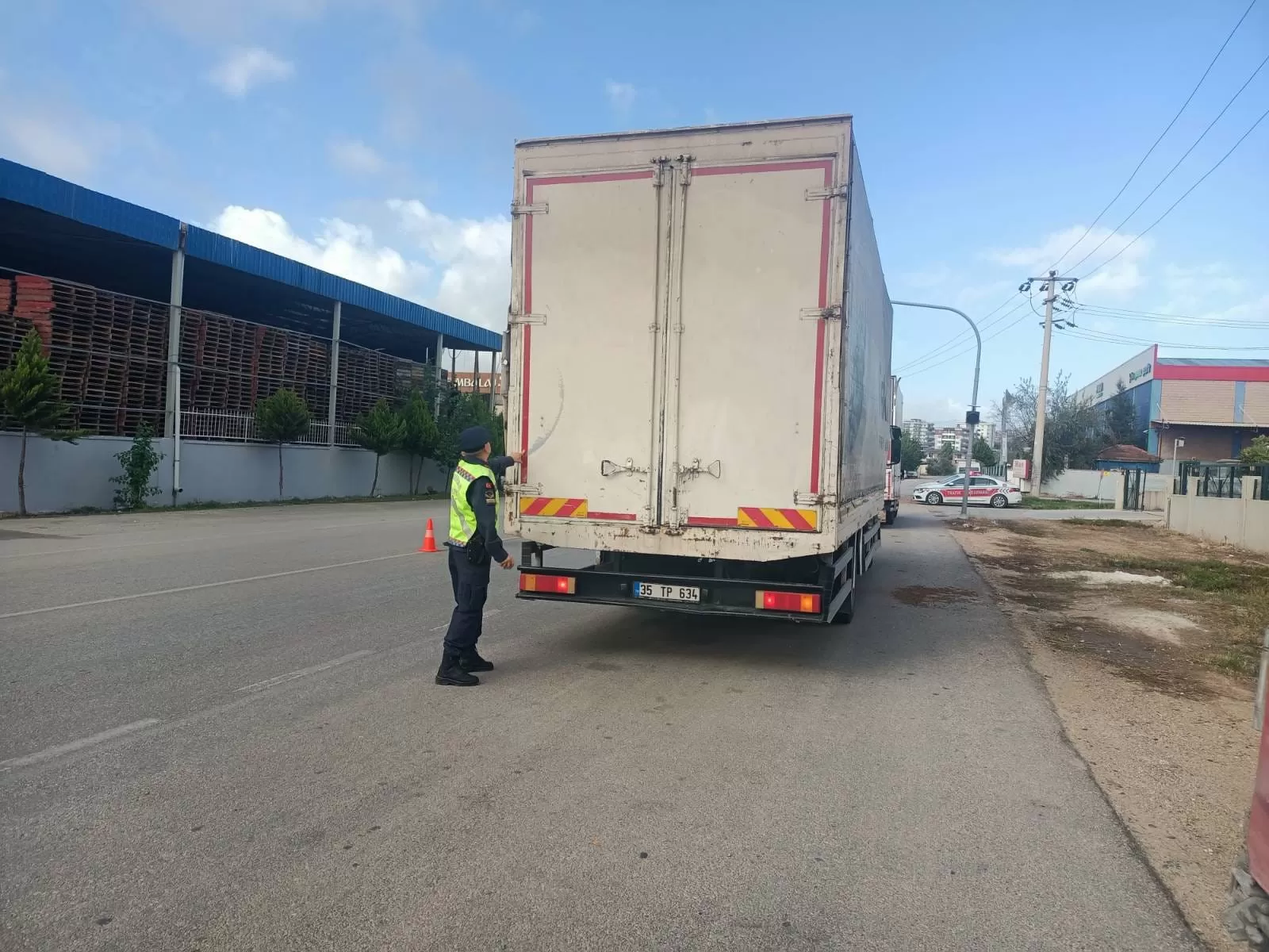 İzmir İl Jandarma Komutanlığı, kent genelinde yük ve yolcu taşıyan ticari araçların denetimini sıklaştırarak, mevzuata uymayan araçlara karşı etkili önlemler aldı. 
