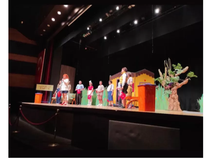 Karşıyaka Belediye Tiyatrosu, Hikmet Şimşek Sanat Merkezi’nde çocuklara yönelik özel bir performans sergileyerek, eğlenceli bir şekilde öğrenmeyi hedefledi.