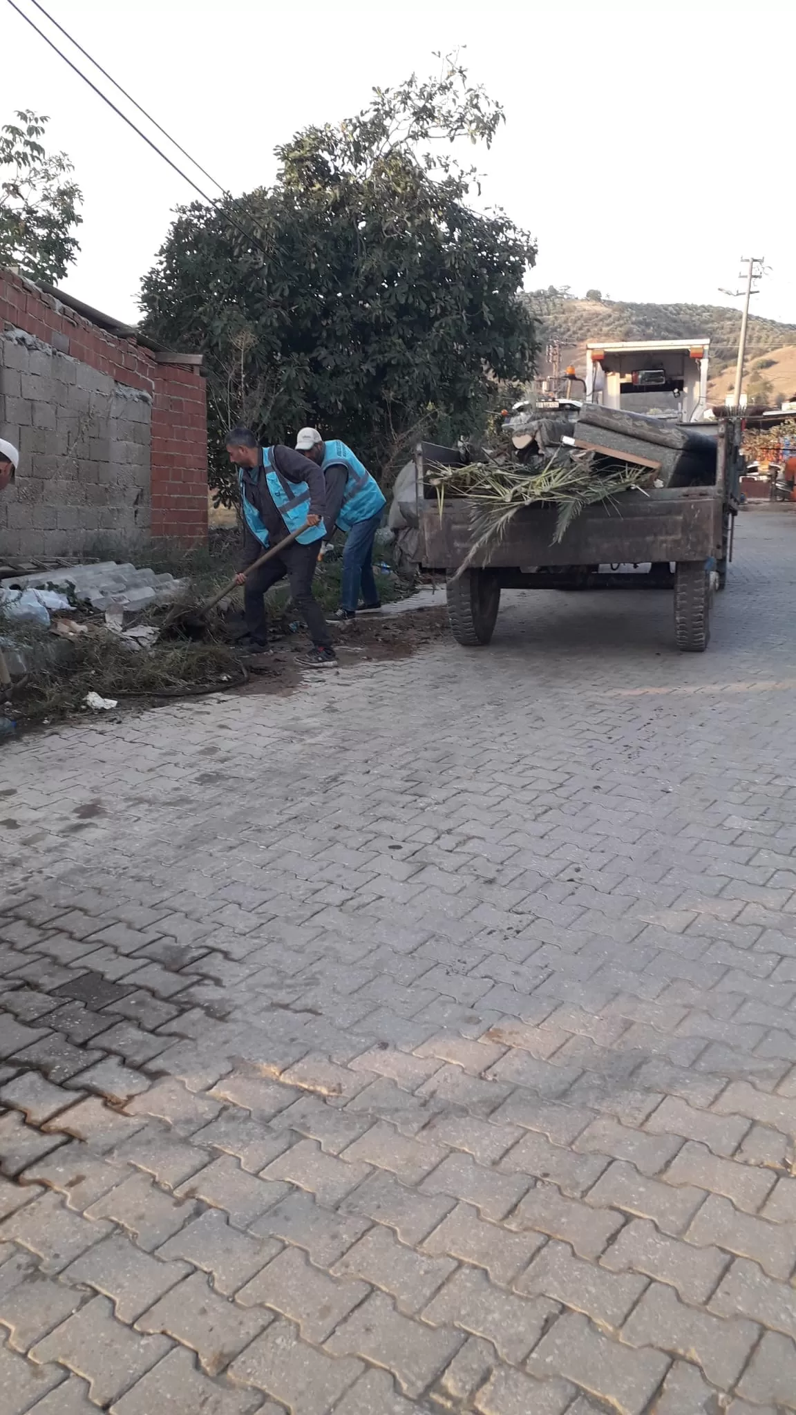 Kiraz Belediyesi Temizlik Hizmetleri ekibi, İlçe Sanayi Sitesi ve merkez mahallelerde enkaz temizliği operasyonunu başarıyla tamamladı, çevre düzenini iyileştirdi. 