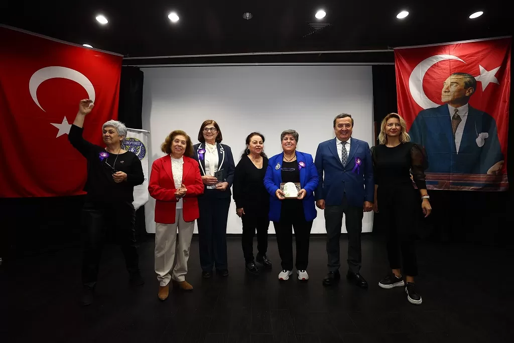 Konak Belediyesi ve İzmir Kadın Kuruluşları işbirliğiyle düzenlenen etkinlik, 25 Kasım Kadına Yönelik Şiddete Karşı Uluslararası Mücadele Günü kapsamında gerçekleşti. 
