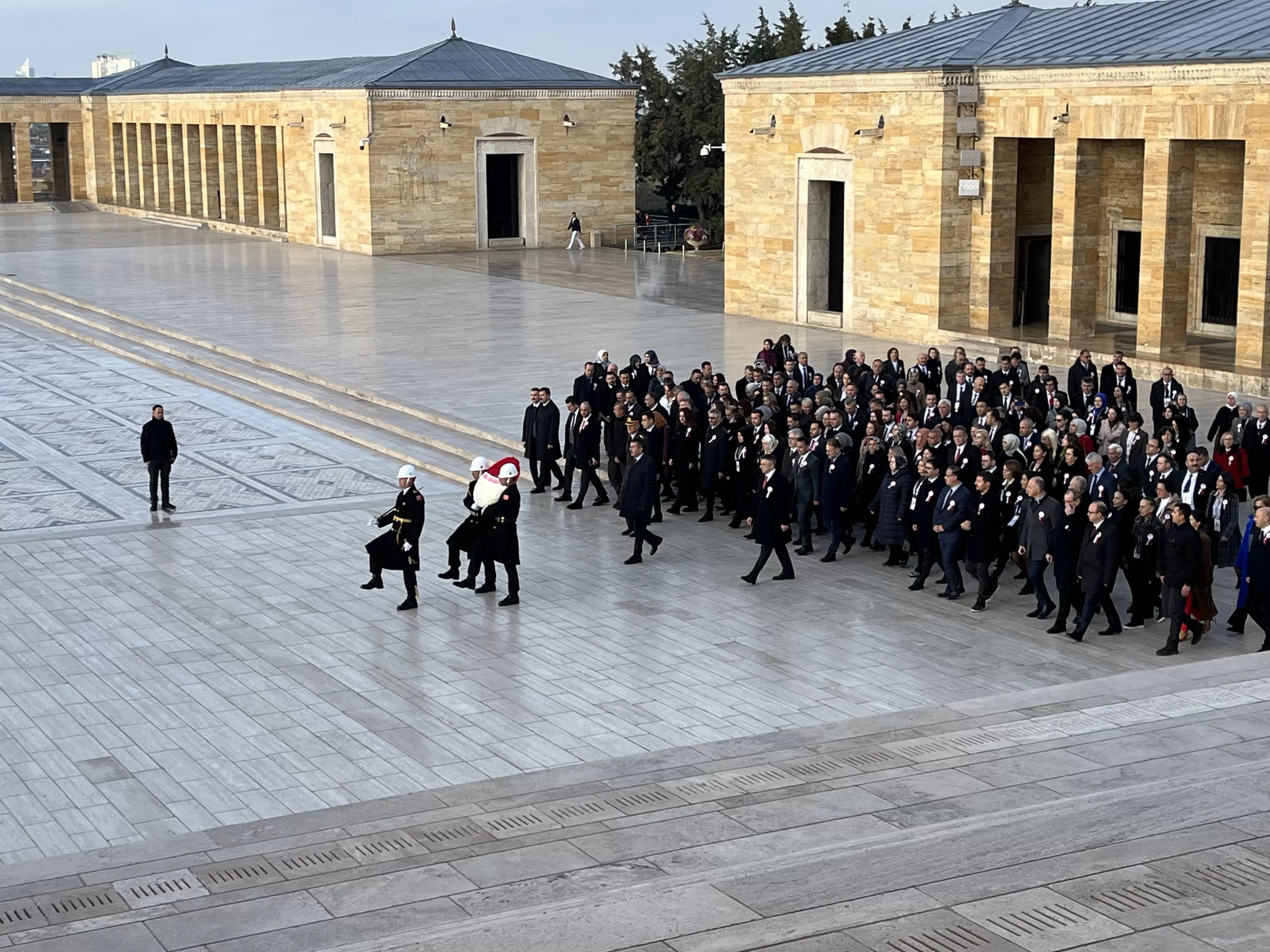 Milli Eğitim Bakanı Yusuf Tekin, 24 Kasım Öğretmenler Günü'nde Türkiye genelinden gelen öğretmenlerle birlikte Anıtkabir'i ziyaret etti. 