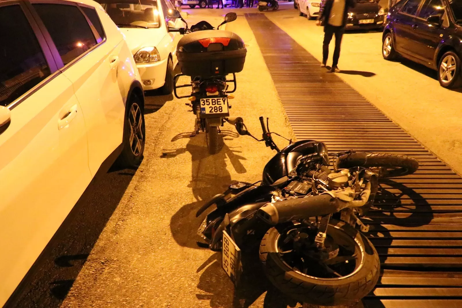 İzmir'in Buca ilçesinde Hürriyet Mahallesi'nde gerçekleşen olayda, otomobille motosiklet çalmaya çalışan hırsızlarla motosiklet sahipleri arasında çıkan çatışma sonucunda trajik bir olay yaşandı.