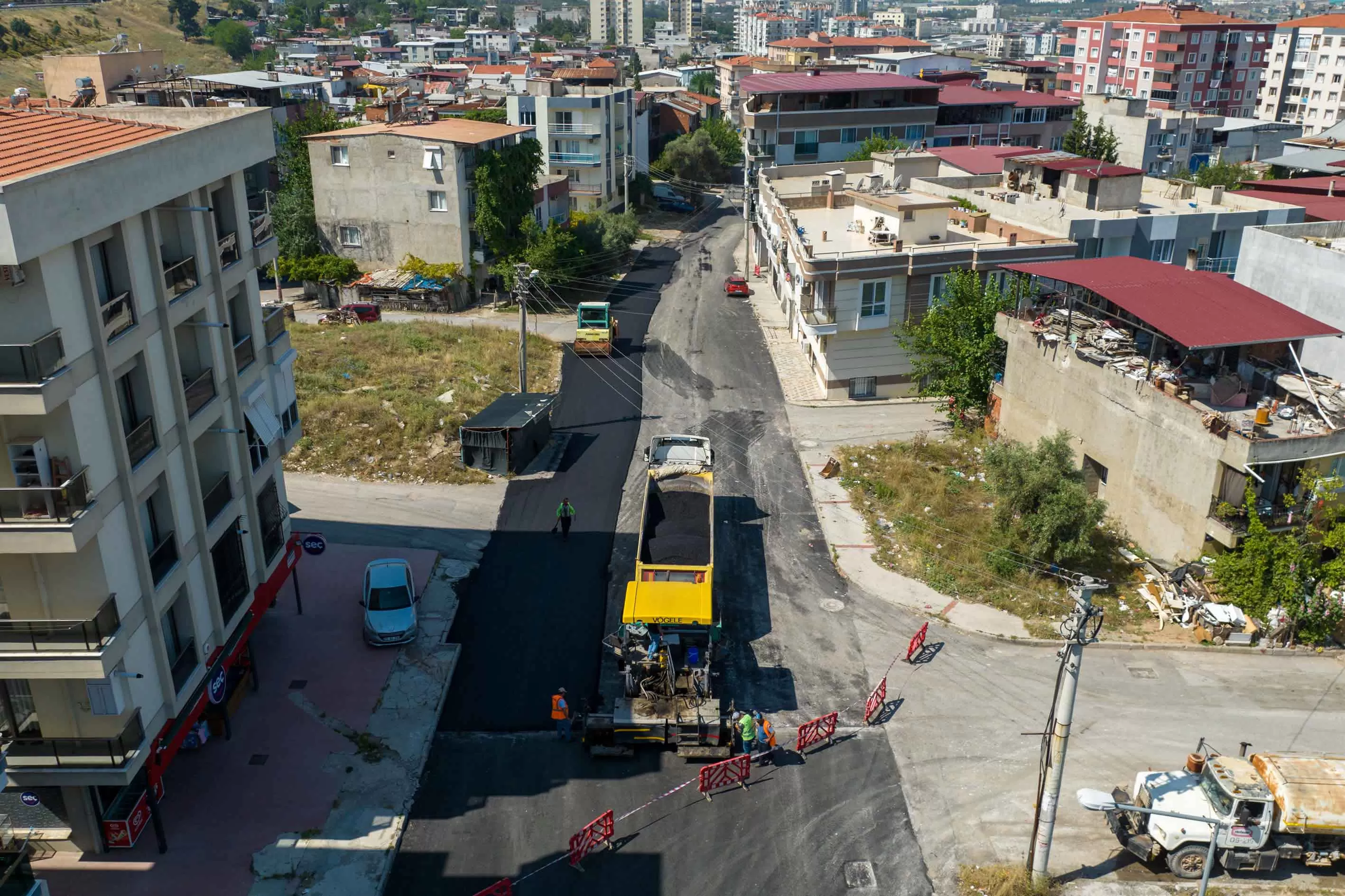 Buca Belediyesi, kentinin sokaklarındaki altyapıyı ve görünümü iyileştirme çalışmalarına hız kesmeden devam ediyor. 