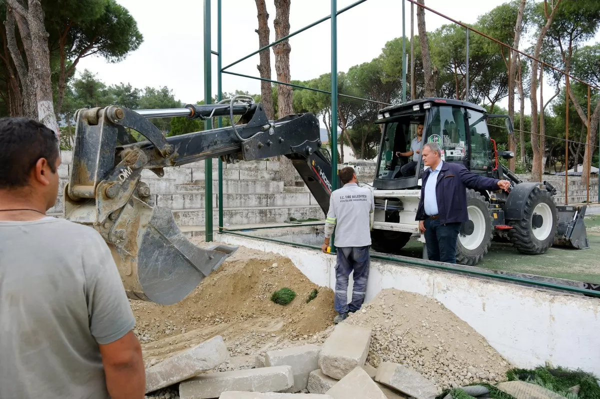 Tire Belediyesi, ilçenin önemli ve işlek caddelerinden biri olan İstasyon Caddesi'nde gerçekleştirdiği yenileme çalışmalarına hız kesmeden devam ediyor.