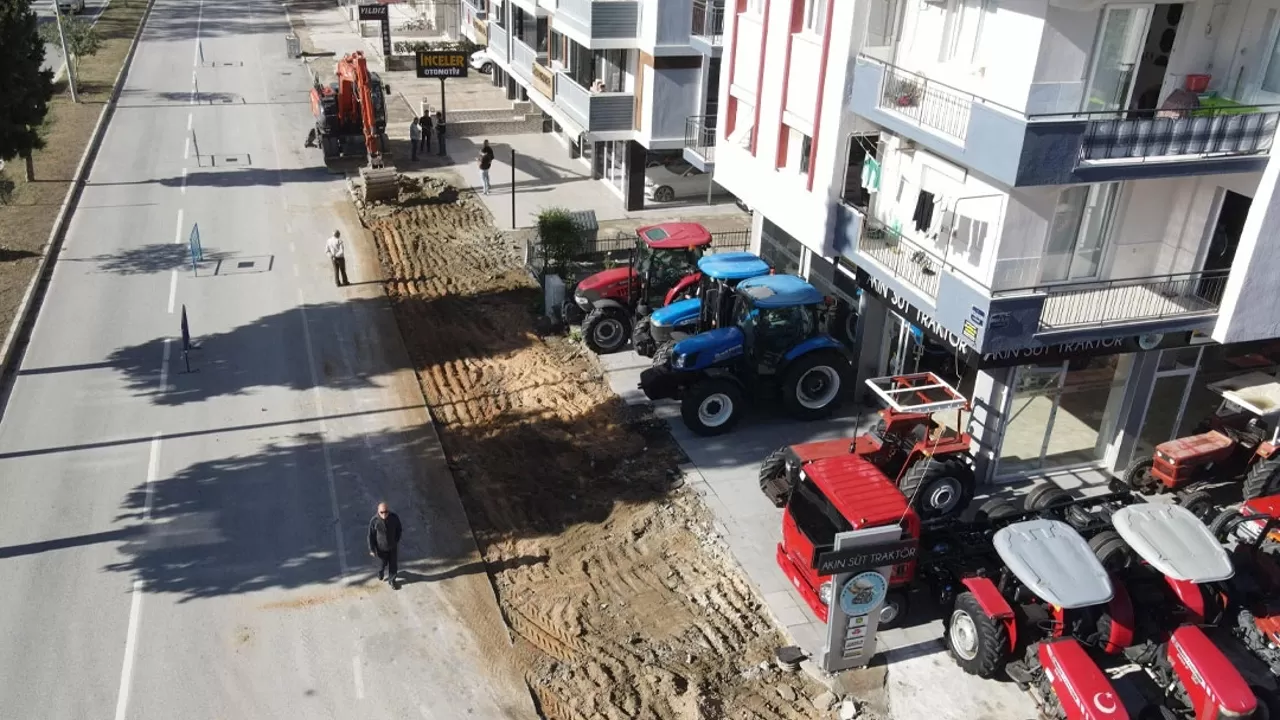 Tire Belediyesi, ilçenin önemli ve işlek caddelerinden biri olan İstasyon Caddesi'nde gerçekleştirdiği yenileme çalışmalarına hız kesmeden devam ediyor.