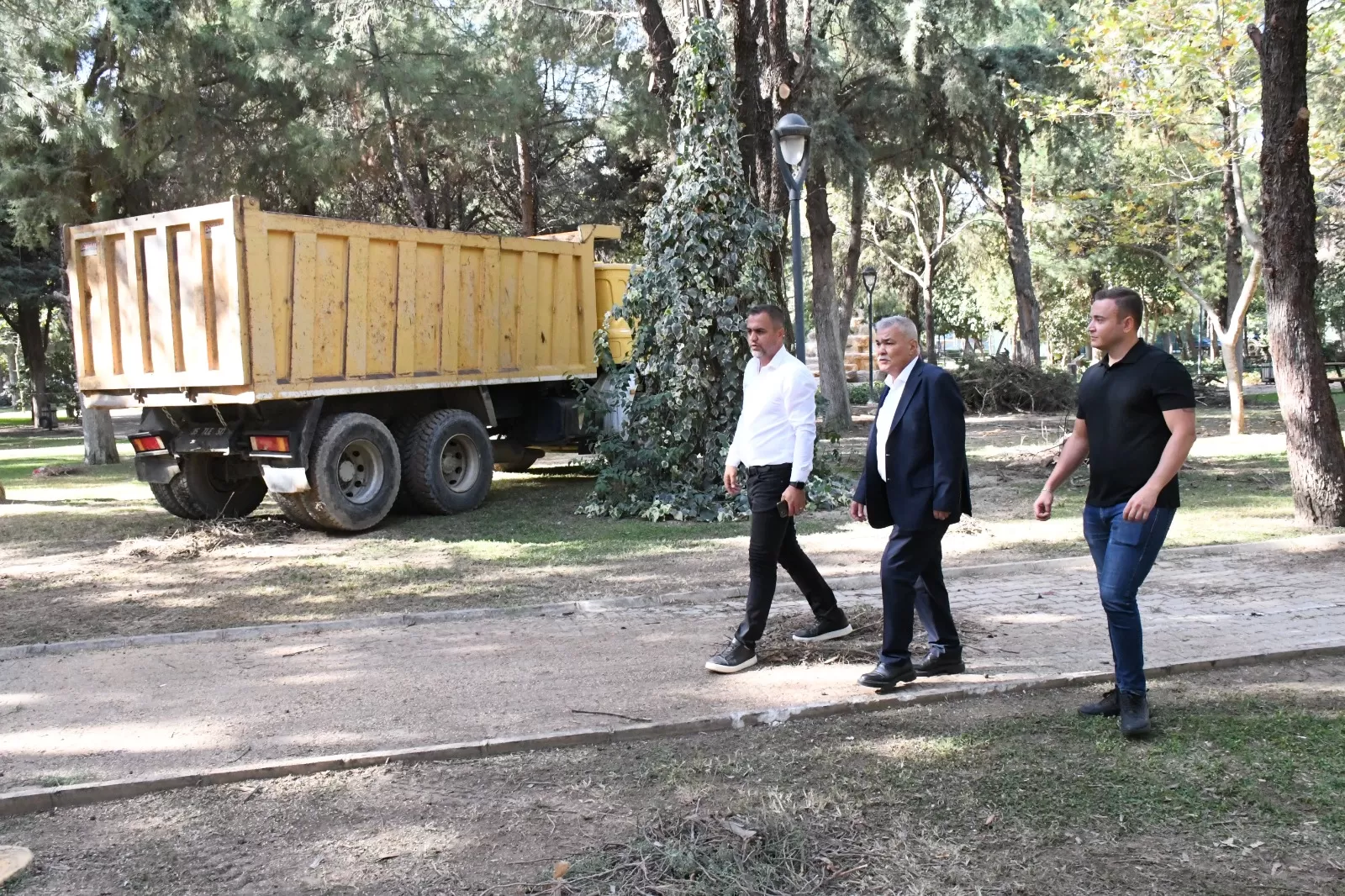 Torbalı Belediye Başkanı Mithat Tekin'in liderliğinde, Park ve Bahçeler Müdürlüğü, yeşil bir Torbalı için göz alıcı bir çalışma temposu sürdürüyor.