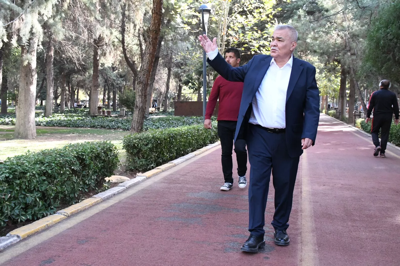 Torbalı Belediye Başkanı Mithat Tekin'in liderliğinde, Park ve Bahçeler Müdürlüğü, yeşil bir Torbalı için göz alıcı bir çalışma temposu sürdürüyor.