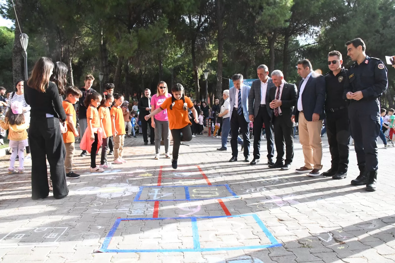 Torbalı Belediyesi, İlçe Kaymakamlığı ve Milli Eğitim Müdürlüğü işbirliğiyle düzenlenen "Unutulmaya Yüz Tutmuş Sokak Oyunları Şenliği," unutulmaya yüz tutmuş geleneksel çocuk oyunlarını canlandırdı.