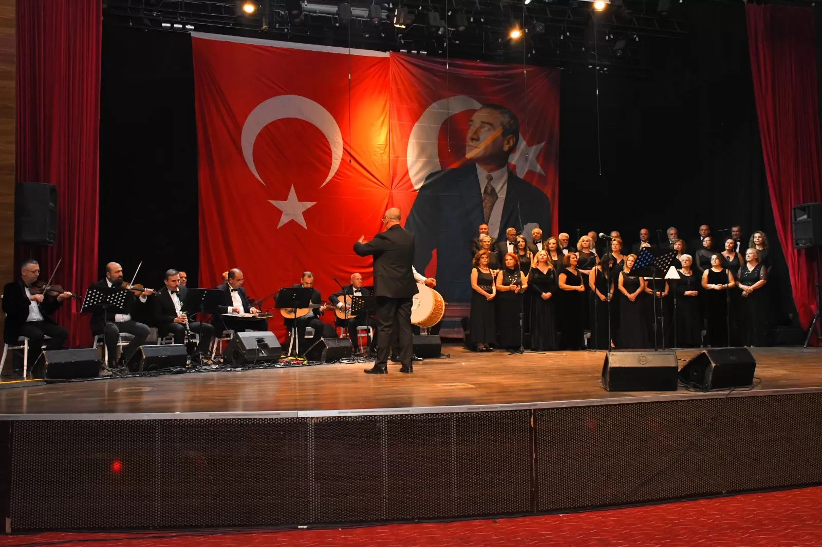 Torbalı'da, Türk Halk Müziği Topluluğu ve İzmir Eczacılar Odası Türk Sanat Müziği Korosu beraberliğinde ücretsiz bir konser düzenlendi.