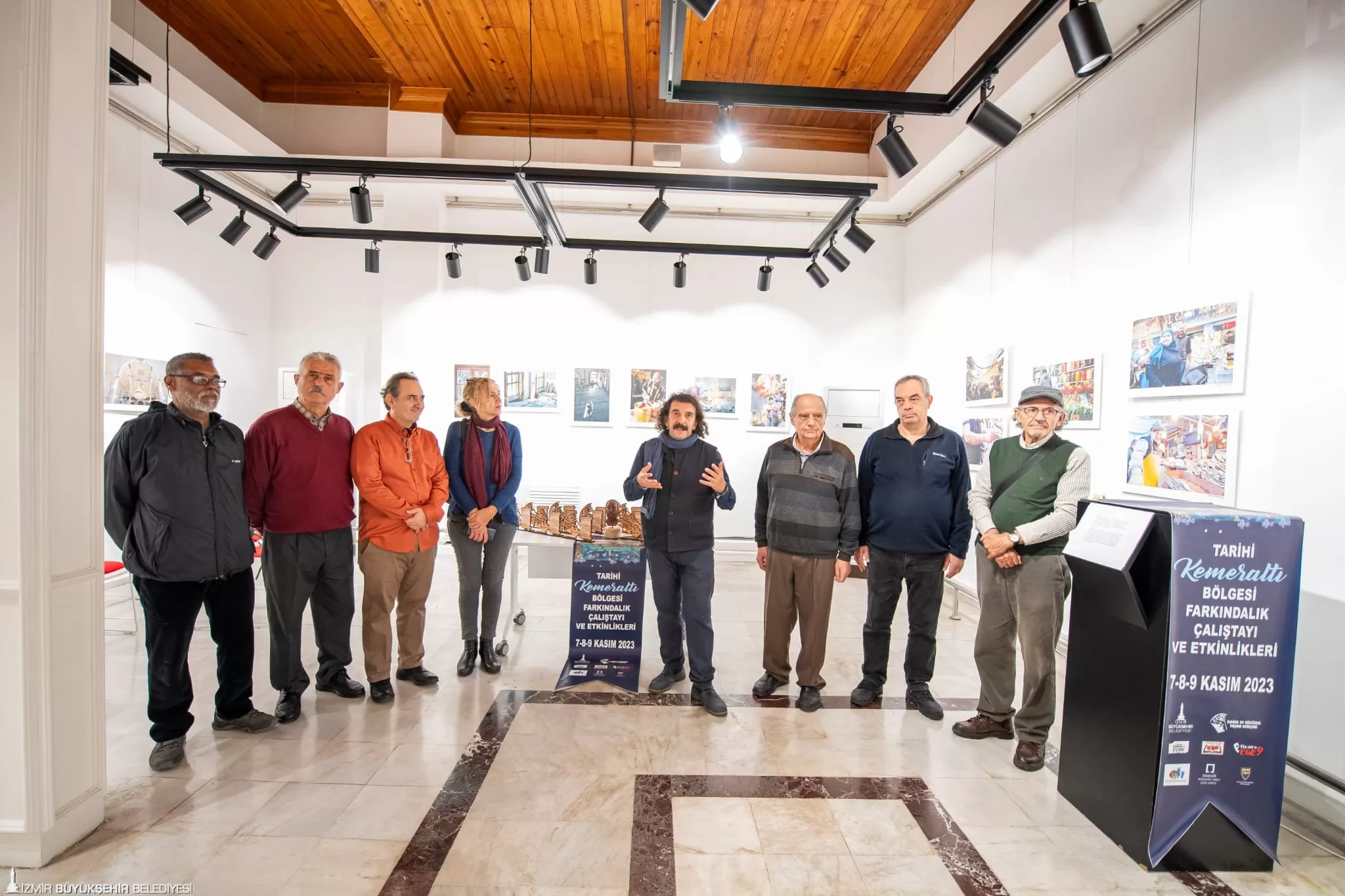 İzmir Büyükşehir Belediye Başkanı Tunç Soyer, Kemeraltı Çalıştayı'nda koruma ve yaşatma çalışmalarının takdiri için teşekkür plaketi aldı.