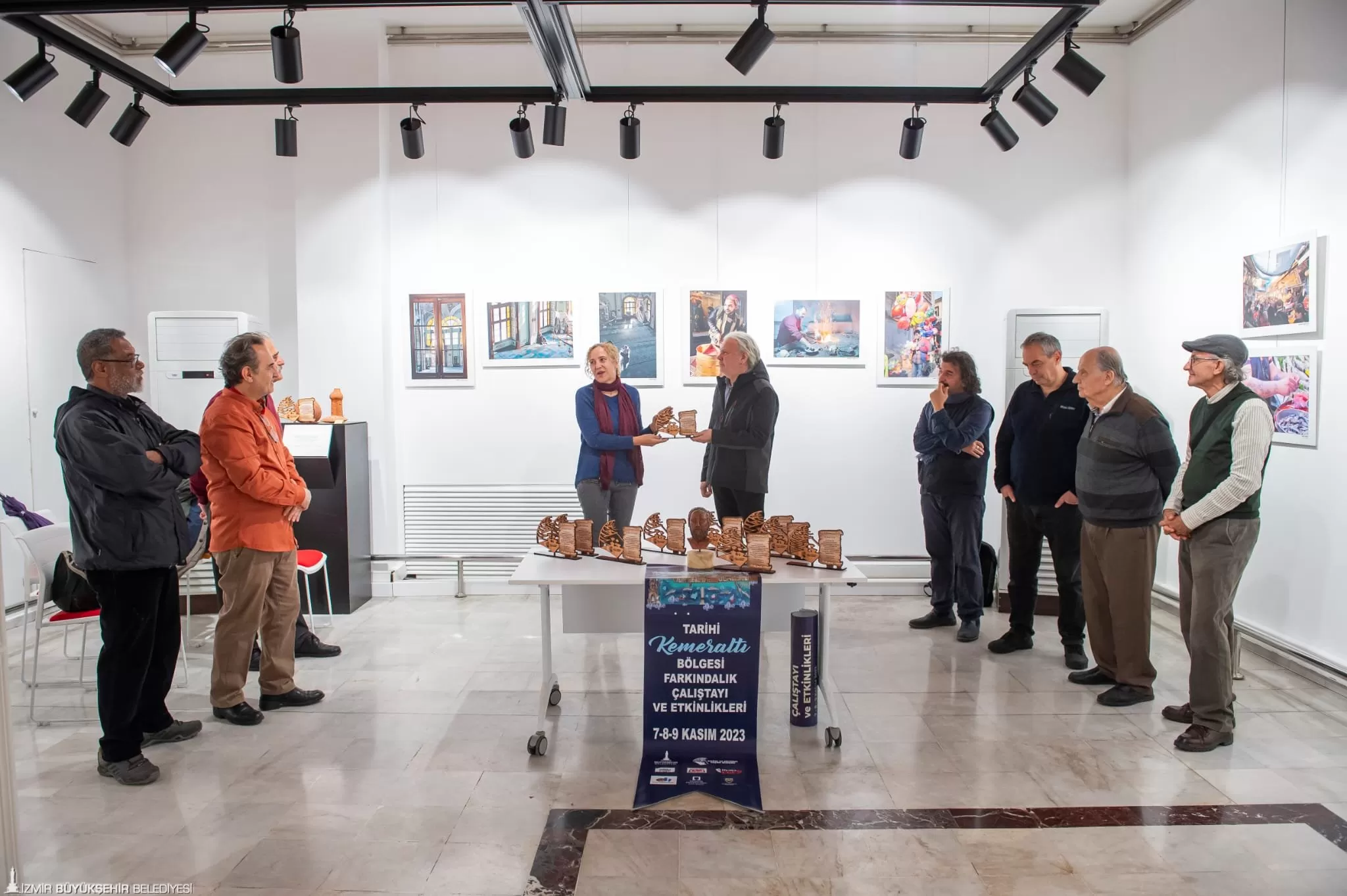 İzmir Büyükşehir Belediye Başkanı Tunç Soyer, Kemeraltı Çalıştayı'nda koruma ve yaşatma çalışmalarının takdiri için teşekkür plaketi aldı.